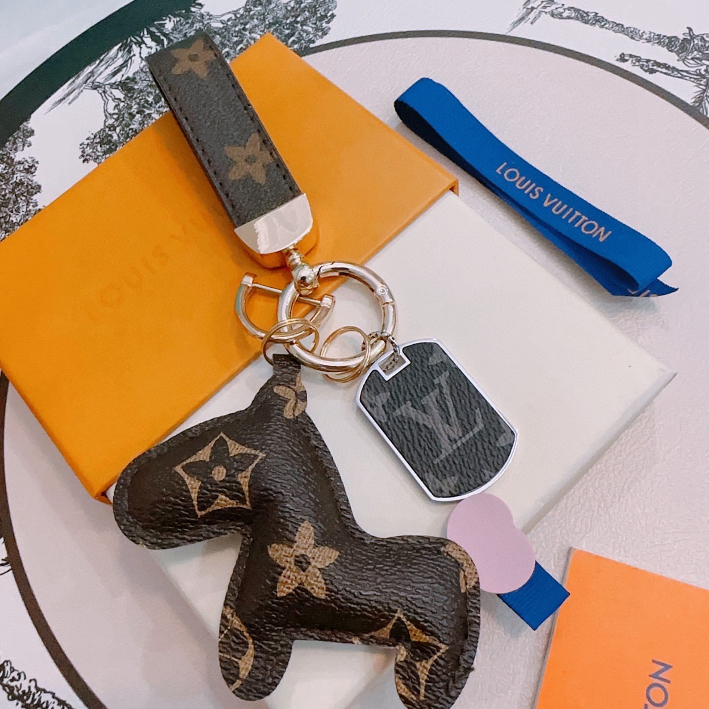 Louis Vuitton 新品发布LV钥匙扣 lv包包扣 最新款包包挂饰档次更高 Anger Forest系列 款联名设计理念钥匙扣系列