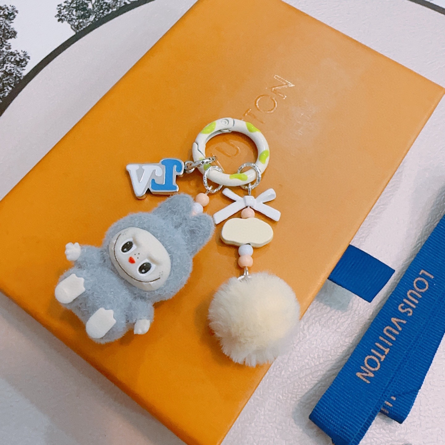 Louis Vuitton 新品拉布布LV联名钥匙扣 lv包包扣 最新款包包挂饰档次更高 Anger Forest系列 款联名设计理念钥匙扣系列