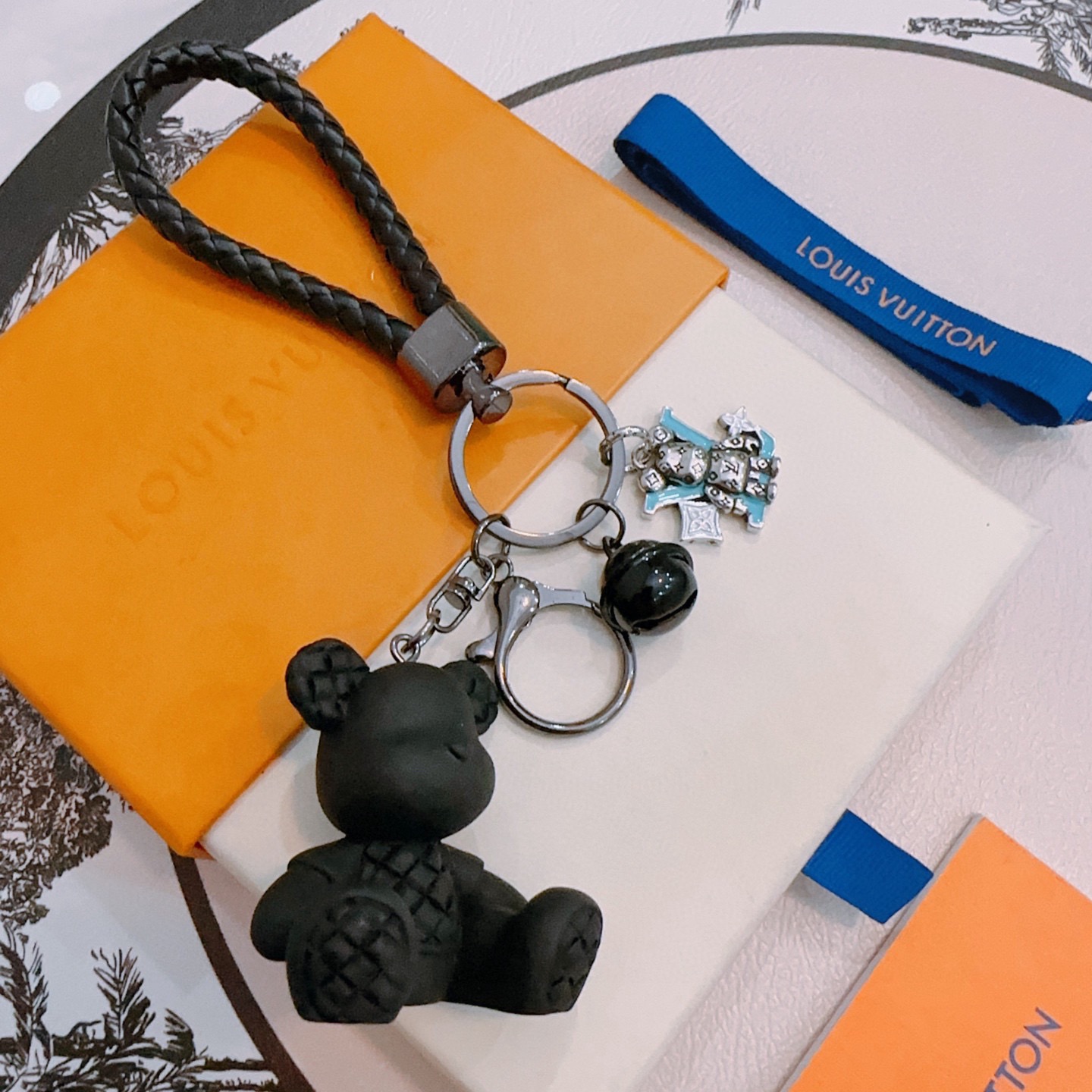 Louis Vuitton 新品发布LV钥匙扣 lv包包扣 最新款包包挂饰档次更高 Anger Forest系列 款联名设计理念钥匙扣系列