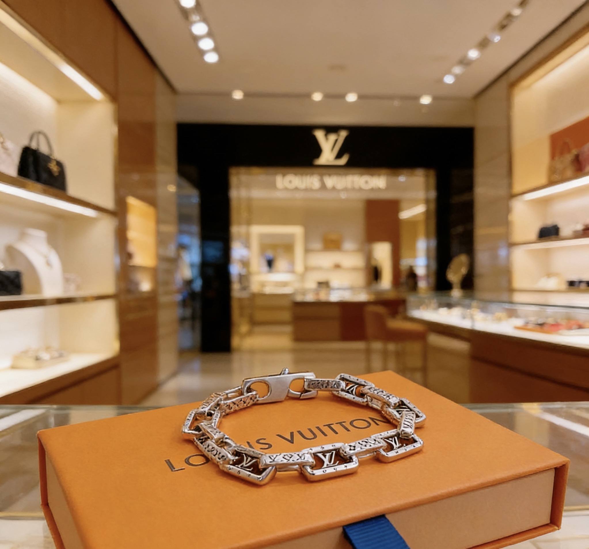 Louis Vuitton 高品质LV路易威登手链（粗款） 潮流 男女均可佩戴 同款 摇滚朋克泰银风格 元素 潮流百搭 项链最新款链条档次更高明星 款手链古巴链系列 银手链