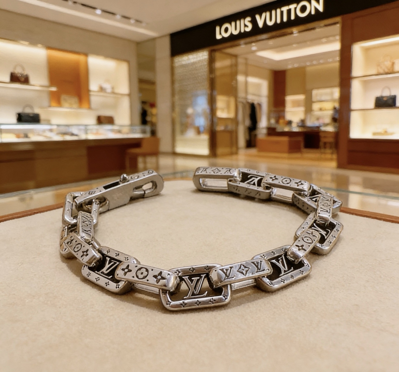 Louis Vuitton 高品质LV路易威登手链（粗款） 潮流 男女均可佩戴 同款 摇滚朋克泰银风格 元素 潮流百搭 项链最新款链条档次更高明星 款手链古巴链系列 银手链