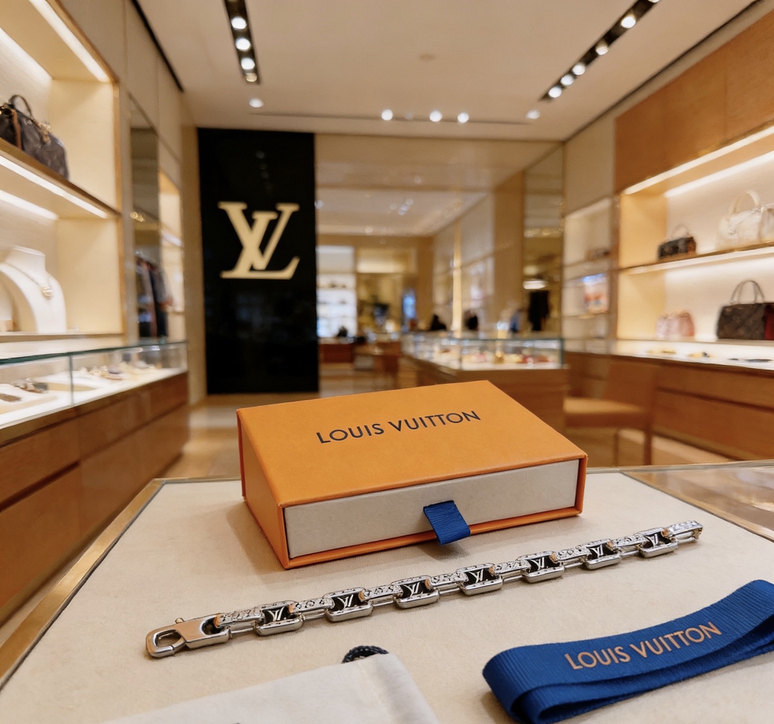 Louis Vuitton 高品质LV路易威登手链（粗款） 潮流 男女均可佩戴 同款 摇滚朋克泰银风格 元素 潮流百搭 项链最新款链条档次更高明星 款手链古巴链系列 银手链