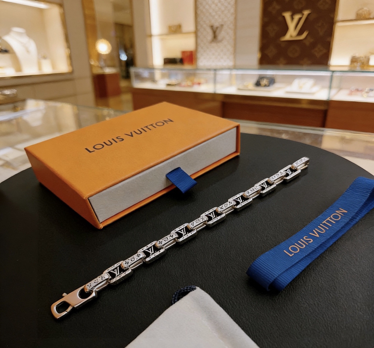 Louis Vuitton 高品质LV路易威登手链（粗款） 潮流 男女均可佩戴 同款 摇滚朋克泰银风格 元素 潮流百搭 项链最新款链条档次更高明星 款手链古巴链系列 银手链