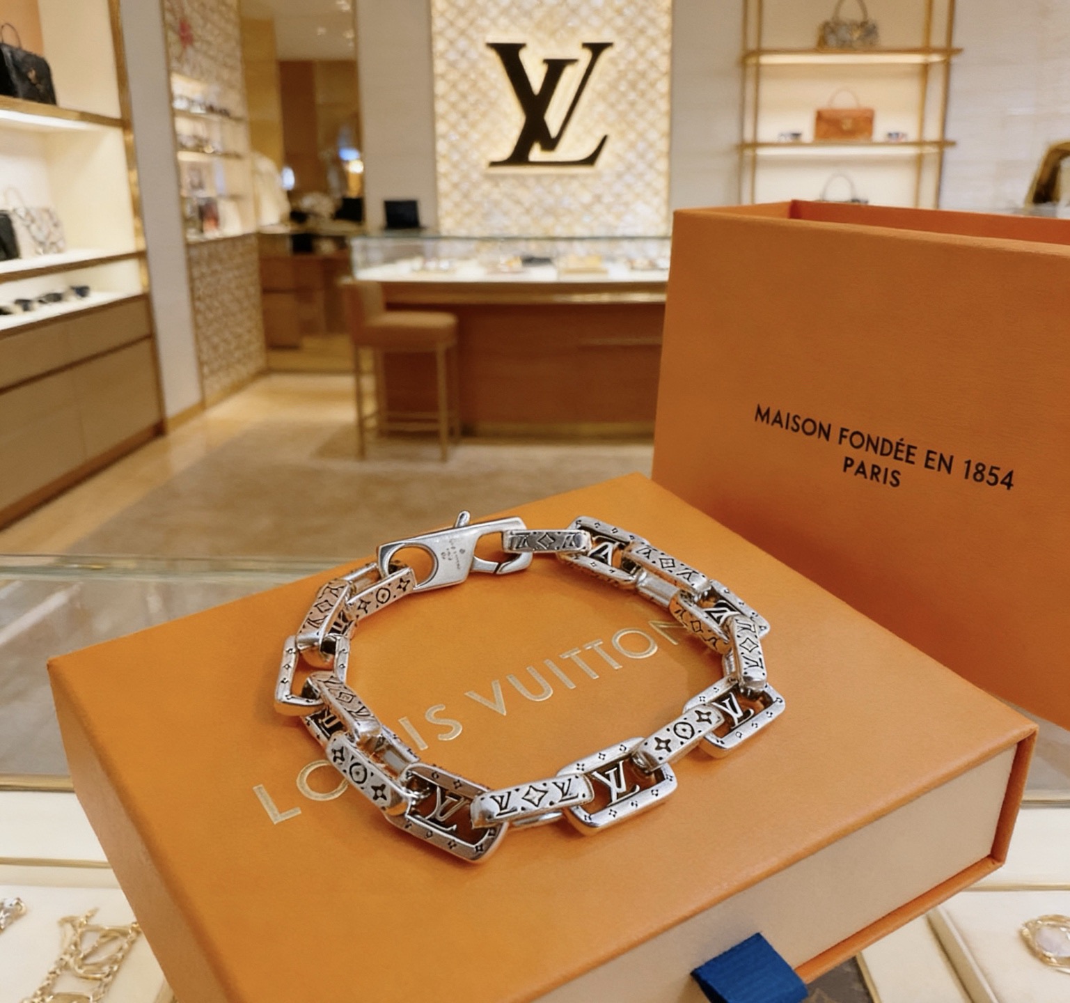 Louis Vuitton 高品质LV路易威登手链（粗款） 潮流 男女均可佩戴 同款 摇滚朋克泰银风格 元素 潮流百搭 项链最新款链条档次更高明星 款手链古巴链系列 银手链