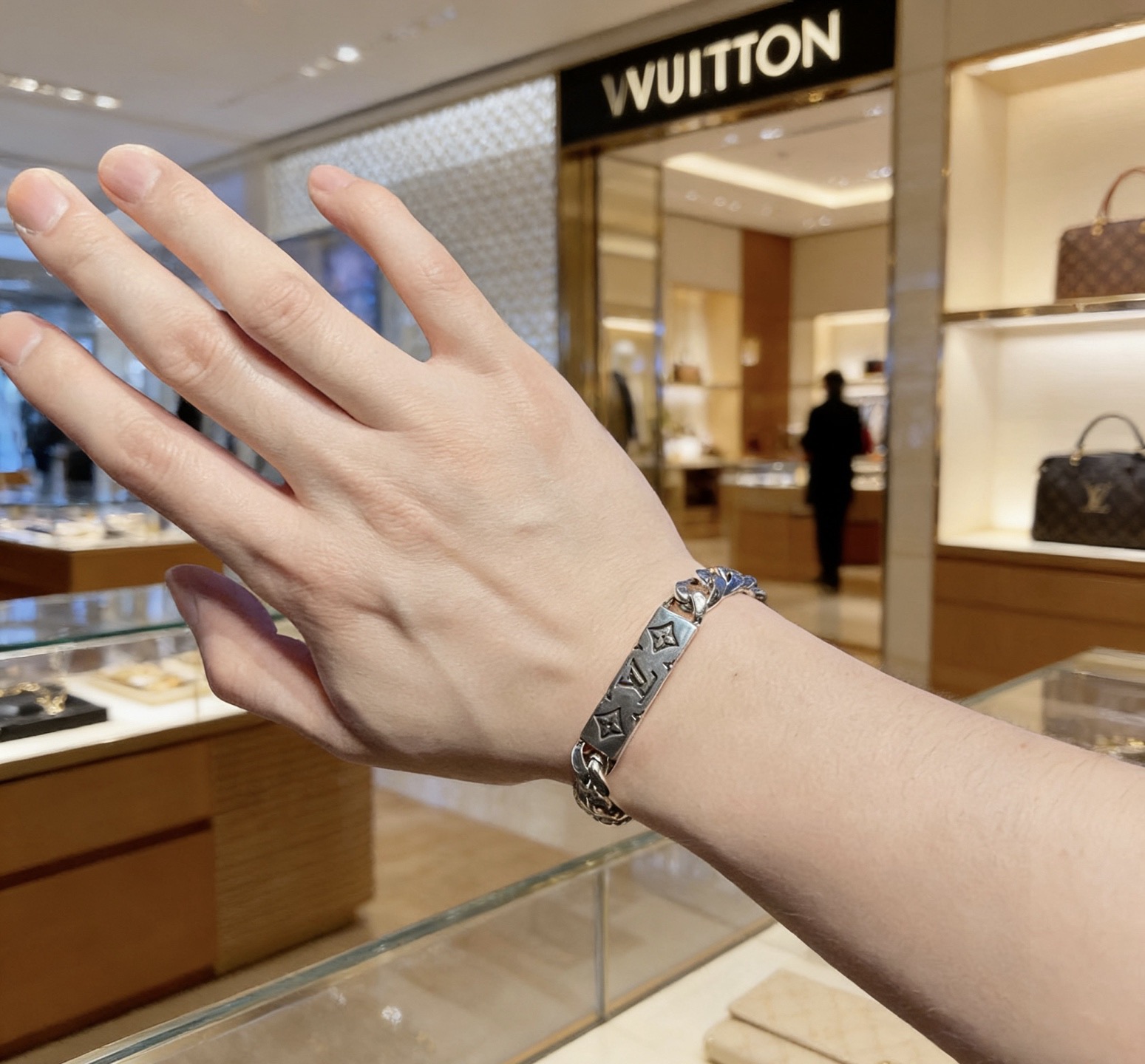 Louis Vuitton 高品质路易威登LV手链 潮流 男女均可佩戴 同款 摇滚朋克泰银风格 元素 潮流百搭 项链最新款链条档次更高明星 款手链古巴链系列 银手链