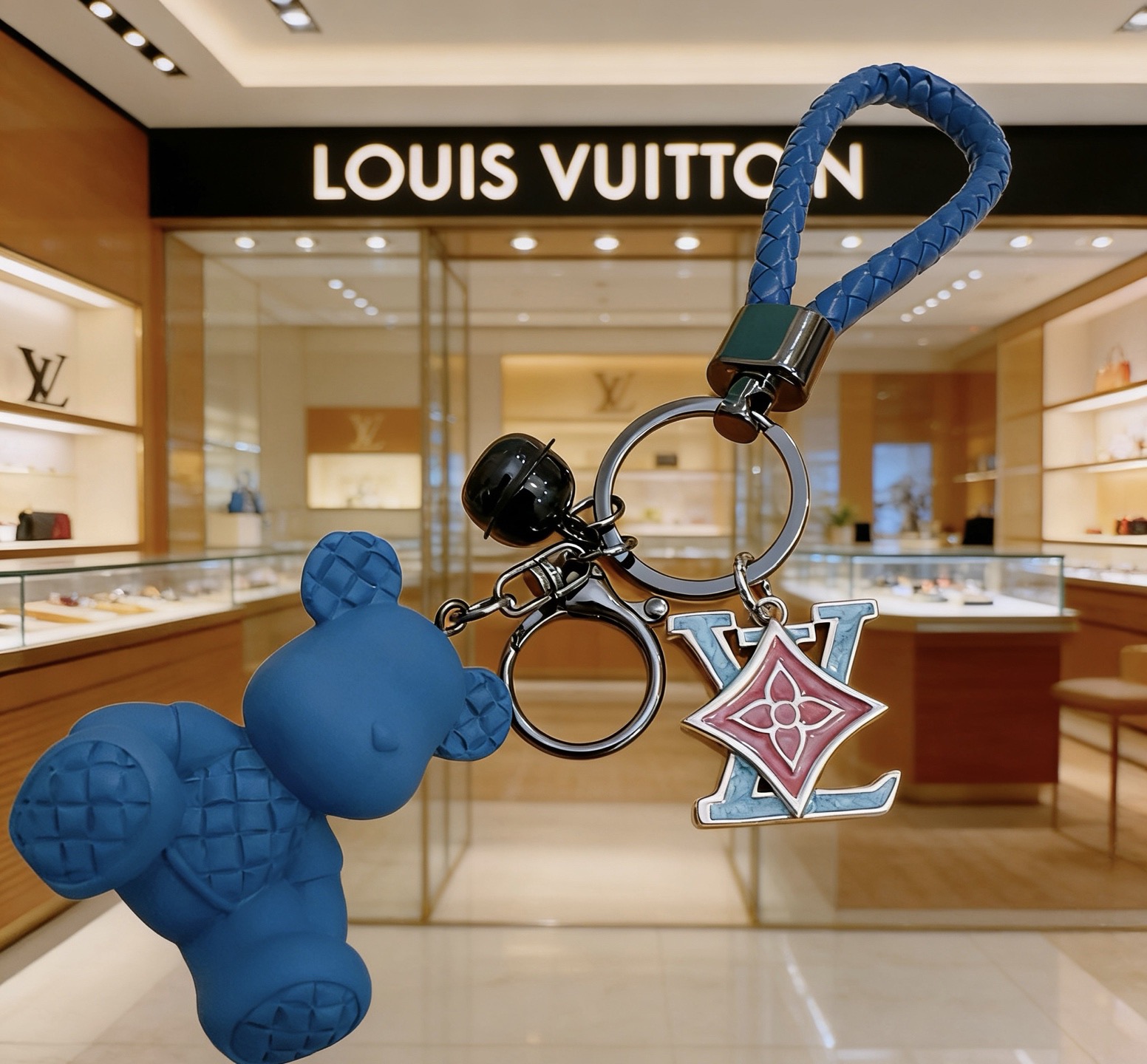 Louis Vuitton 新品发布LV钥匙扣 lv包包扣 最新款包包挂饰档次更高 Anger Forest系列 款联名设计理念钥匙扣系列