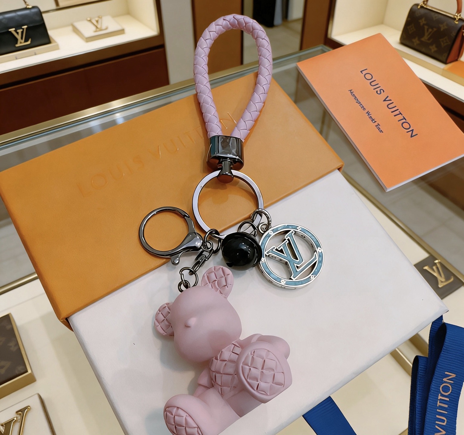 Louis Vuitton 新品发布LV钥匙扣 lv包包扣 最新款包包挂饰档次更高 Anger Forest系列 款联名设计理念钥匙扣系列