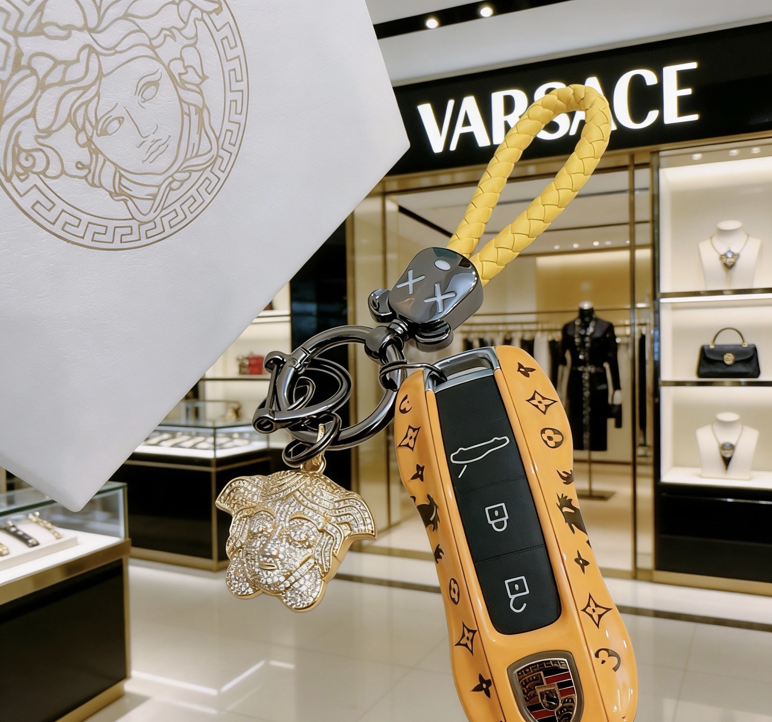 Versace 新品发布范思哲钥匙扣 包包扣 最新款包包挂饰档次更高 Anger Forest系列 款联名设计理念钥匙扣系列