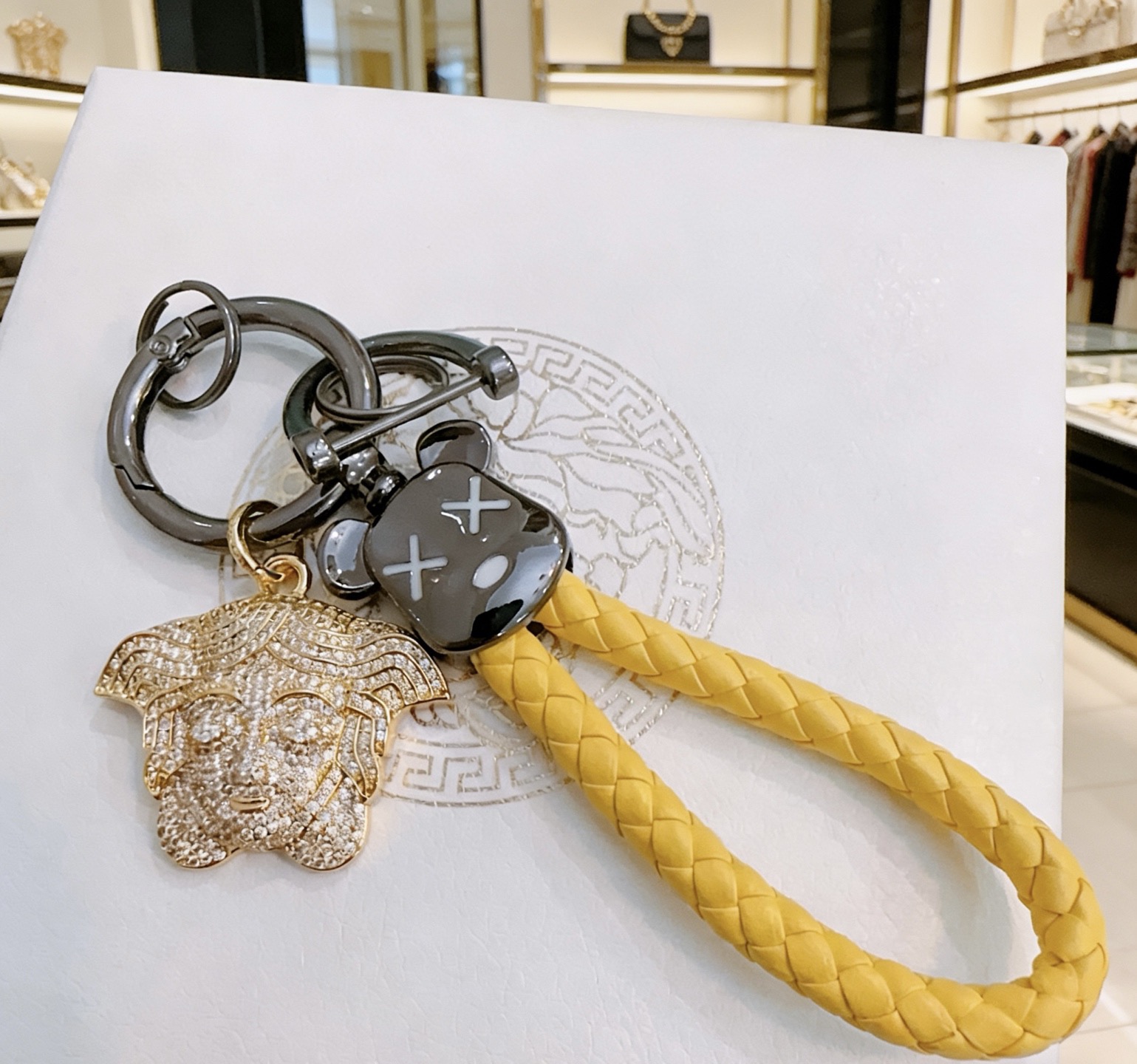 Versace 新品发布范思哲钥匙扣 包包扣 最新款包包挂饰档次更高 Anger Forest系列 款联名设计理念钥匙扣系列