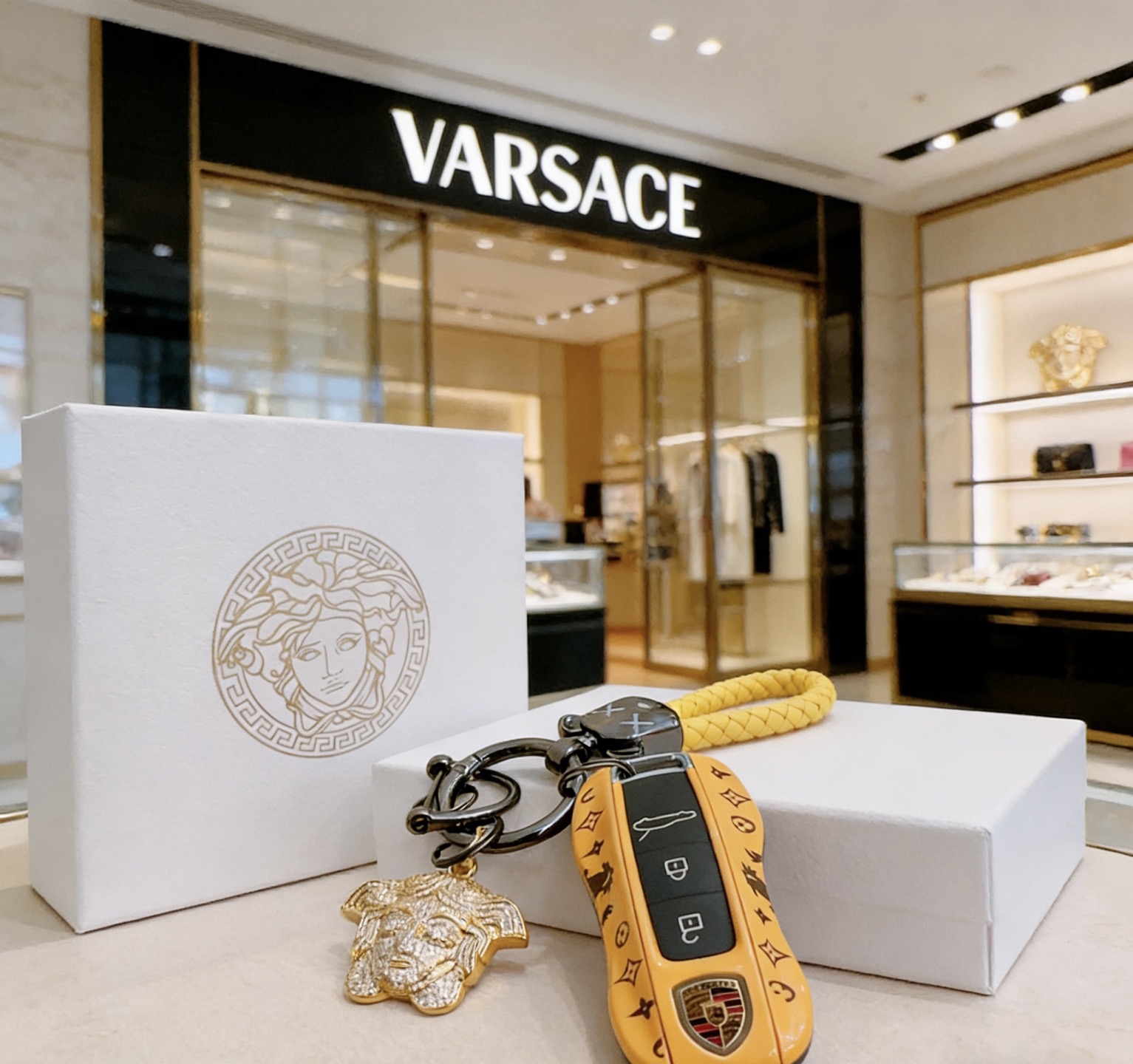 Versace 新品发布范思哲钥匙扣 包包扣 最新款包包挂饰档次更高 Anger Forest系列 款联名设计理念钥匙扣系列