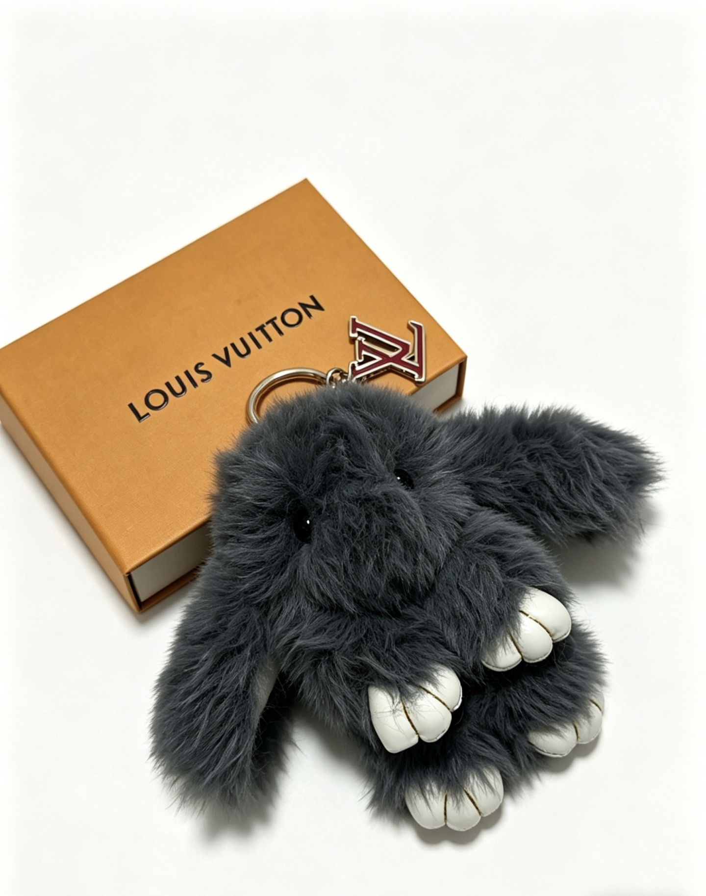 Louis Vuitton 新品发布LV钥匙扣 lv包包扣 最新款包包挂饰档次更高 Anger Forest系列 款联名设计理念钥匙扣系列