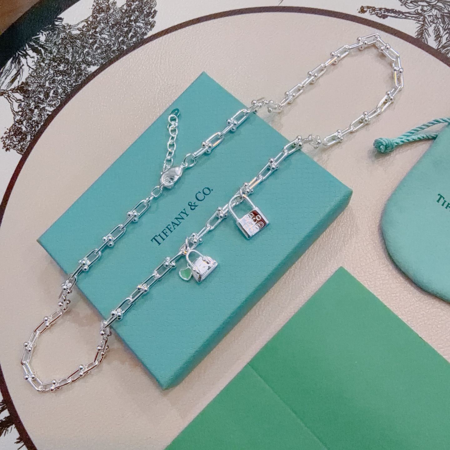 NO:766848,Tiffany necklace TIFFNY&CO. Counter Seiko silver version, the same style as the star, original replica, purely handmade ~ authentic mold opening, trendy and fashionable must-have, can be worn by both men and women, same style for couples, rock punk silver style, trendy and versatile, same style as the official website, boutique jewelry, tiffany, necklace19860909蒂芙尼项链TIFFNY&CO. 专柜精工银版本明星同款 原版复刻 纯手工打造 ～正品开模潮流时尚必备 男女均可佩戴 情侣款同款 摇滚朋克银风格 潮流百搭 官网同款,饰品精品,tiffany,necklace,Jewelry