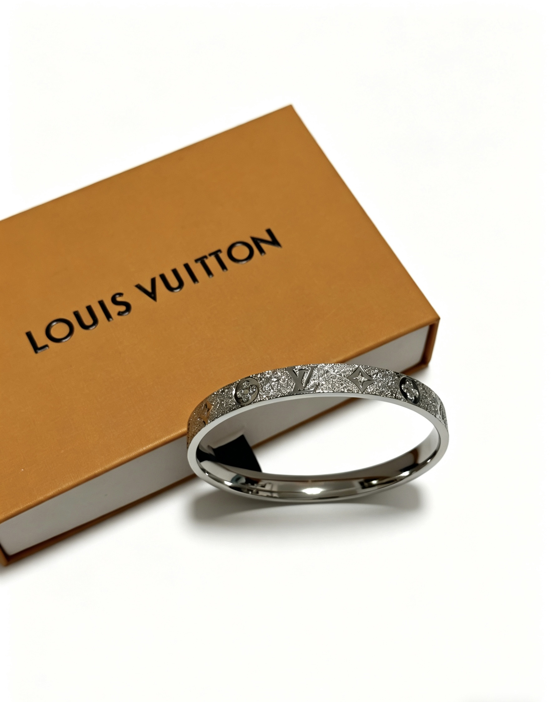 NO:766881,High-quality LV Louis Vuitton bracelet original goods counter new open mold retro trendy fashion must-have. Can be worn by both men and women. The same style for couples. Rock punk Thai silver style. Retro elements. Trendy and versatile. The same necklace from the official website. The latest chain has a higher grade. Celebrity classic necklace series retro silver bracelet. The details are distressed. Not available in the market. Glossy version. This has been out. The best-selling model in LV. Very good match with trendy clothes, jewelry boutique, louis vuitton, louis  vuitton,necklace,bracelet,bracelet19860909高品质LV路易威登手链手镯原单货专柜新款开模复古潮流时尚必备 男女均可佩戴 情侣款同款 摇滚朋克泰银风格 复古元素 潮流百搭 官网同款项链最新款链条档次更高明星经典款项链系列复古银手镯 细节对版做旧处理 非市面亮面版型 这款一直在出 LV里面热卖款 非常好搭配潮流衣服,饰品精品,louis vuitton,louis vuitton,necklace,bracelet,bracelet,Jewelry