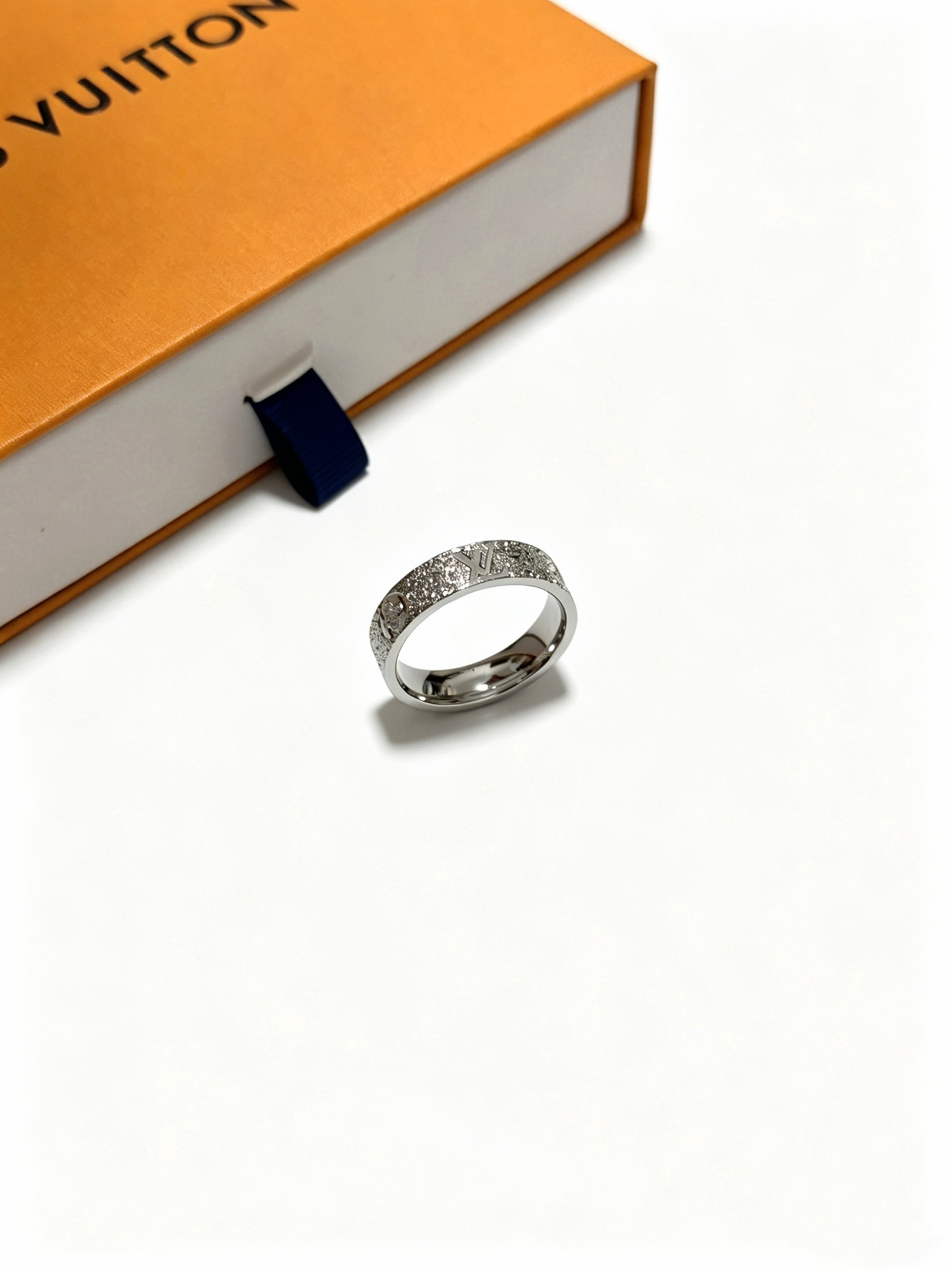 NO:766891,High-quality Louis Vuitton LV ring original item counter new open mold retro trendy fashion must-have. Can be worn by both men and women. The same style for couples. Rock punk Thai silver style. Retro elements. Trendy and versatile. The latest model of the same necklace on the official website is higher grade. Celebrity classic series retro silver ring. Code number 6 7 8 9 10 11. Details are distressed. Non-market glossy version. This has been out. The best-selling model in LV. Very good match with trendy clothes, high-quality jewelry, Louis  vuitton,louis vuitton,necklace,ring19860909高品质路易威登LV戒指原单货专柜新款开模复古潮流时尚必备 男女均可佩戴 情侣款同款 摇滚朋克泰银风格 复古元素 潮流百搭 官网同款项链最新款档次更高明星经典款系列复古银戒指 码数6 7 8 9 10 11 细节对版做旧处理 非市面亮面版型 这款一直在出 LV里面热卖款 非常好搭配潮流衣服,饰品精品,louis vuitton,louis vuitton,necklace,ring,Jewelry