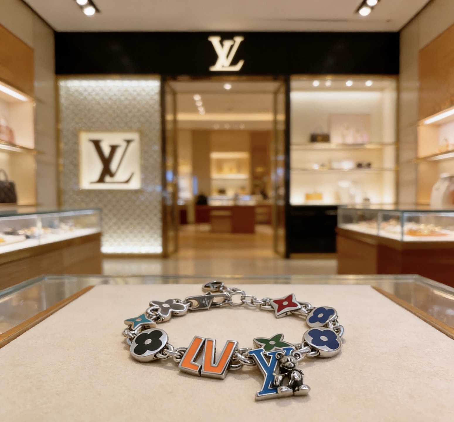 NO:766915,High-quality Louis Vuitton LV bracelet original item counter new open mold retro trendy fashion must-have. Can be worn by both men and women. The same style for couples. Rock punk Thai silver style. Retro elements. Trendy and versatile. The same necklace on the official website. The latest chain has a higher grade. Celebrity classic bracelet. Cuban chain series. Retro silver bracelet. The length of the chain is 22cm.  Very easy to match with trendy clothes, fine jewelry, louis vuitton, louis vuitton, necklace, bracelet19860909高品质路易威登LV手链原单货专柜新款开模复古潮流时尚必备 男女均可佩戴 情侣款同款 摇滚朋克泰银风格 复古元素 潮流百搭 官网同款项链最新款链条档次更高明星经典款手链古巴链系列复古银手链 链长码数22cm20cm18cm可改长度 细节对版做旧处理 非市面亮面版型 这款一直在出 LV里面热卖款 非常好搭配潮流衣服,饰品精品,louis vuitton,louis vuitton,necklace,bracelet,Jewelry