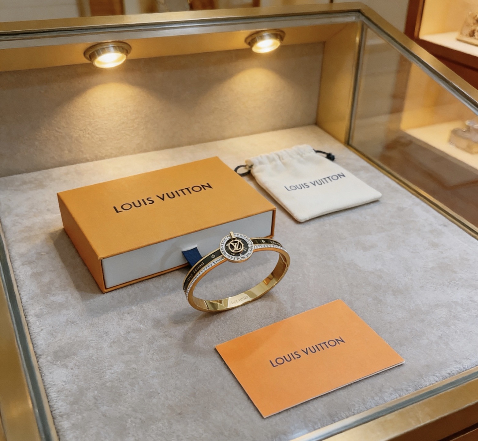 NO:766965,LV bracelet bracelet, new model, trendy and fashionable must-have, can be worn by both men and women, same style for couples, trendy and versatile, same style as the official website, latest style, jewelry boutique, louis vuitton, bracelet, bracelet19860909LV手链手镯 新款开模潮流时尚必备 男女均可佩戴 情侣款同款 潮流百搭 官网同款最新款,饰品精品,louis vuitton,bracelet,bracelet,Jewelry