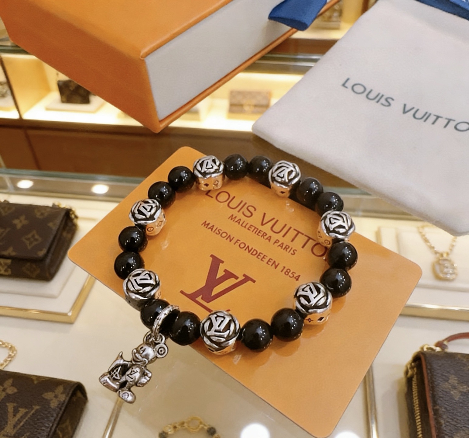 NO:766953,Counter precision version LV Louis Vuitton multi-element agate Thai silver style bracelet. Same style as G-Dragon star. Retro old style. Original replica. Purely handmade ~ authentic open mold. Trendy and fashionable must-have. Can be worn by both men and women. Same style for couples. Rock punk Thai silver style. Retro elements. Trendy and versatile. Same style as the official website, boutique jewelry, louis vuitton, louis vuitton, bracelet19860909专柜精工版本 LV路易威登多元素玛瑙泰银风格手链 权志龙明星同款 复古做旧风 原版复刻 纯手工打造 ～正品开模潮流时尚必备 男女均可佩戴 情侣款同款 摇滚朋克泰银风格 复古元素 潮流百搭 官网同款,饰品精品,louis vuitton,louis vuitton,bracelet,Jewelry