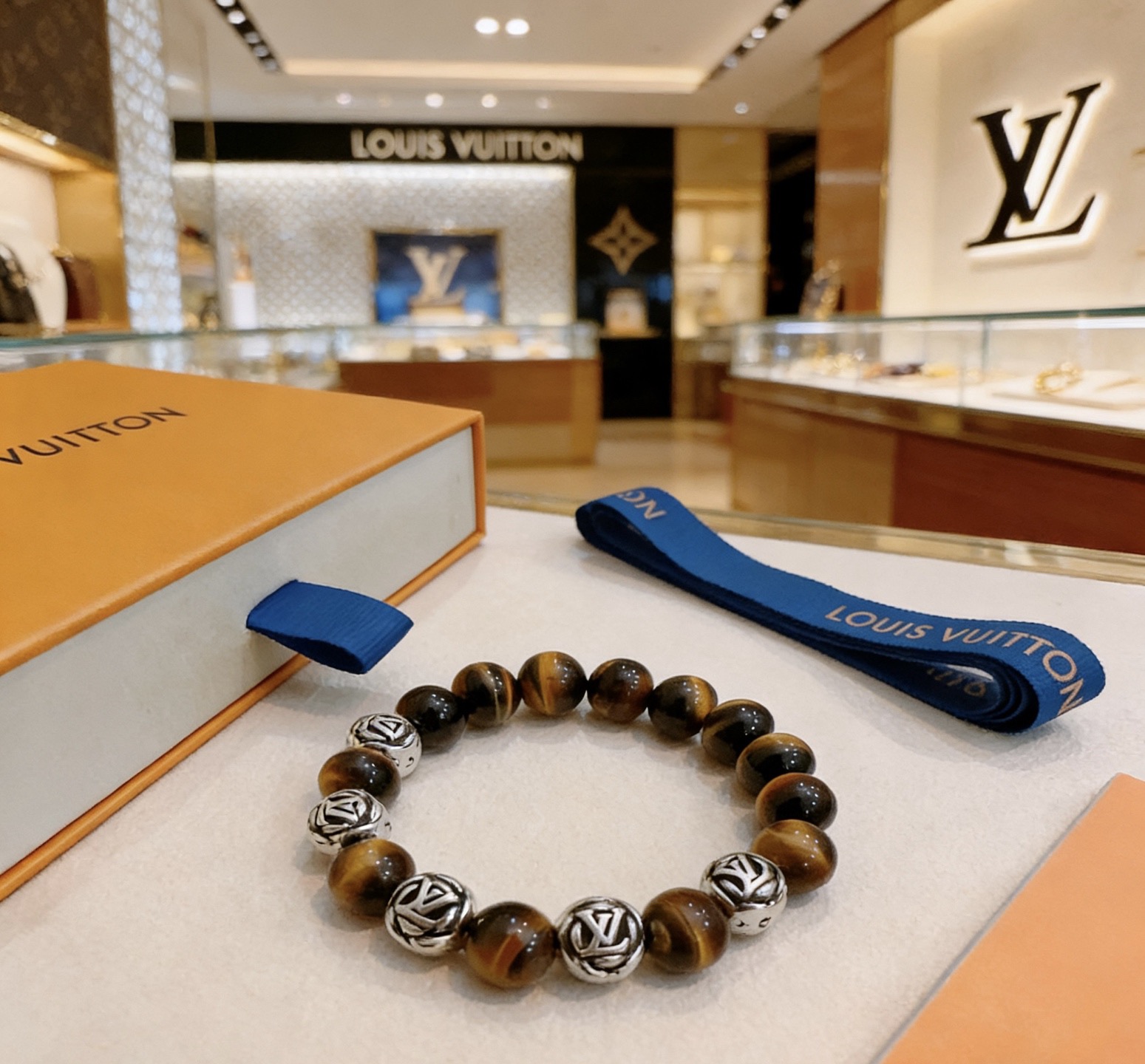 NO:766964,Counter precision version LV Louis Vuitton multi-element agate Thai silver style bracelet. Same style as G-Dragon star. Retro old style. Original replica. Purely handmade ~ authentic open mold. Trendy and fashionable must-have. Can be worn by both men and women. Same style for couples. Rock punk Thai silver style. Retro elements. Trendy and versatile. Same style as the official website, boutique jewelry, louis vuitton, louis vuitton, bracelet19860909专柜精工版本 LV路易威登多元素玛瑙泰银风格手链 权志龙明星同款 复古做旧风 原版复刻 纯手工打造 ～正品开模潮流时尚必备 男女均可佩戴 情侣款同款 摇滚朋克泰银风格 复古元素 潮流百搭 官网同款,饰品精品,louis vuitton,louis vuitton,bracelet,Jewelry