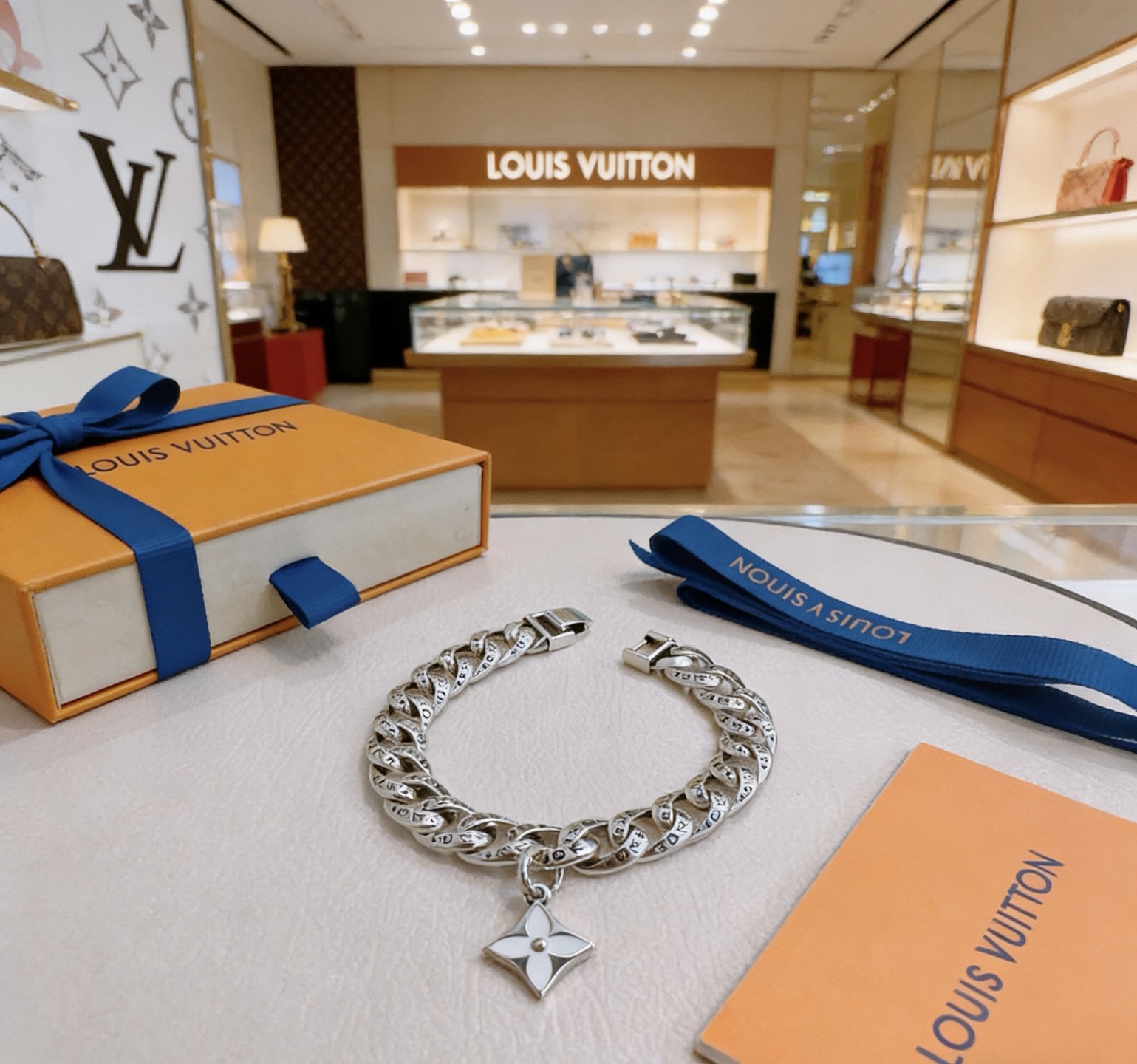 NO:766984,High-quality Louis Vuitton LV bracelet original item counter new open mold retro trendy fashion must-have. Can be worn by both men and women. The same style for couples. Rock punk Thai silver style. Retro elements. Trendy and versatile. The same necklace on the official website. The latest chain has a higher grade. Celebrity classic bracelet. Cuban chain series. Retro silver bracelet. The length of the chain is 22cm.  Very easy to match with trendy clothes, fine jewelry, louis vuitton, louis vuitton, necklace, bracelet19860909高品质路易威登LV手链原单货专柜新款开模复古潮流时尚必备 男女均可佩戴 情侣款同款 摇滚朋克泰银风格 复古元素 潮流百搭 官网同款项链最新款链条档次更高明星经典款手链古巴链系列复古银手链 链长码数22cm20cm18cm可改长度 细节对版做旧处理 非市面亮面版型 这款一直在出 LV里面热卖款 非常好搭配潮流衣服,饰品精品,louis vuitton,louis vuitton,necklace,bracelet,Jewelry