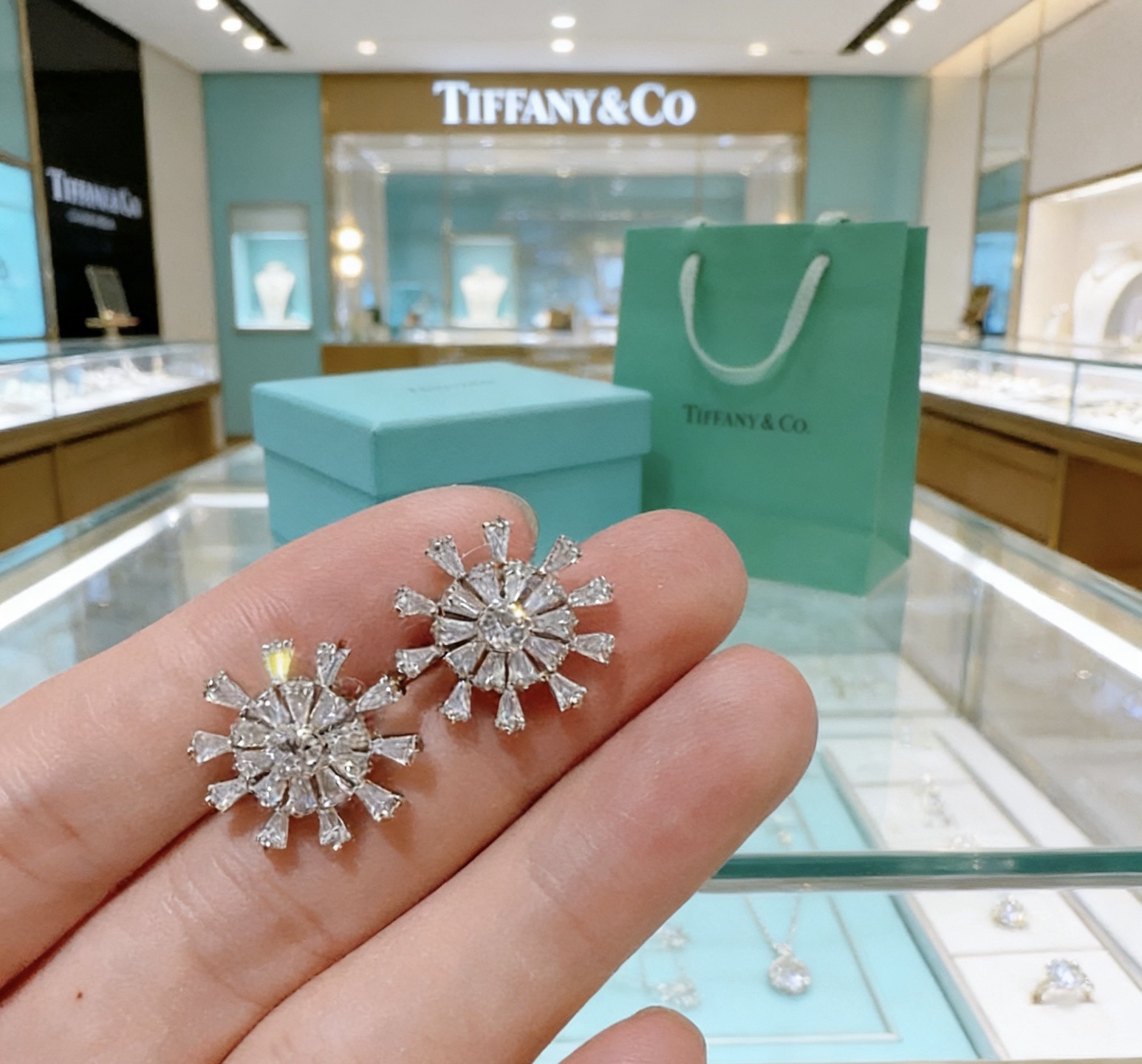 NO:766995,Exclusive custom-made Tiff Tiffany earrings commemorative style Highlights Marquise Earrings made of high-carbon diamonds Inlaid with top-notch gold material Platinum diamond design Absolutely crafted and elegant Generous earrings, fine jewelry, tiffany, earrings19860909独家订制 Tiff 蒂芙尼耳环纪念款 花絮 马眼 耳钉采用高碳钻 顶级亚金材质镶嵌 铂金镶钻设计 绝对精工细造优雅 大方耳环,饰品精品,tiffany,earrings,Jewelry