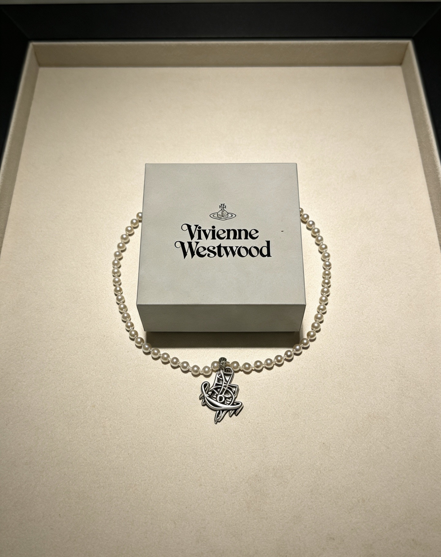 NO:767005,High-quality classic large Saturn necklace for men and women (60cm) necklace vivienne westwood Queen Mother Saturn necklace!  British fashion designer, the mother of punk fashion!  Fashionable style, strong quality, super beautiful design!  Simple and elegant, with exquisite embroidered logo, you don’t have to worry about it not looking good, because it has classic elements and a modern new design!  The perfect choice for gift giving, it fully demonstrates your personality. The quality of the jewelry is very high. It gives people the aura of a big-name brand and is also very exquisite. It elevates a person's level by several levels. It is definitely worth buying. It is a fine jewelry and necklace.19860909高品质经典大土星项链男女同款（60cm） 项链vivienne westwood西太后土星项链！英国时装设计师,时装的朋克之母！时尚潮流风格,品质强大,超美的设计！简约大气刺绣Logo精致这个款不用担心不好看,因为经典的元素洋气的新设计！赠礼的完美之选,充分展现个性风范.品质非常整个首饰给人大牌气场的同时又非常精致,让整个人的层次提升好几个level绝对值得入手,饰品精品,necklace,Jewelry