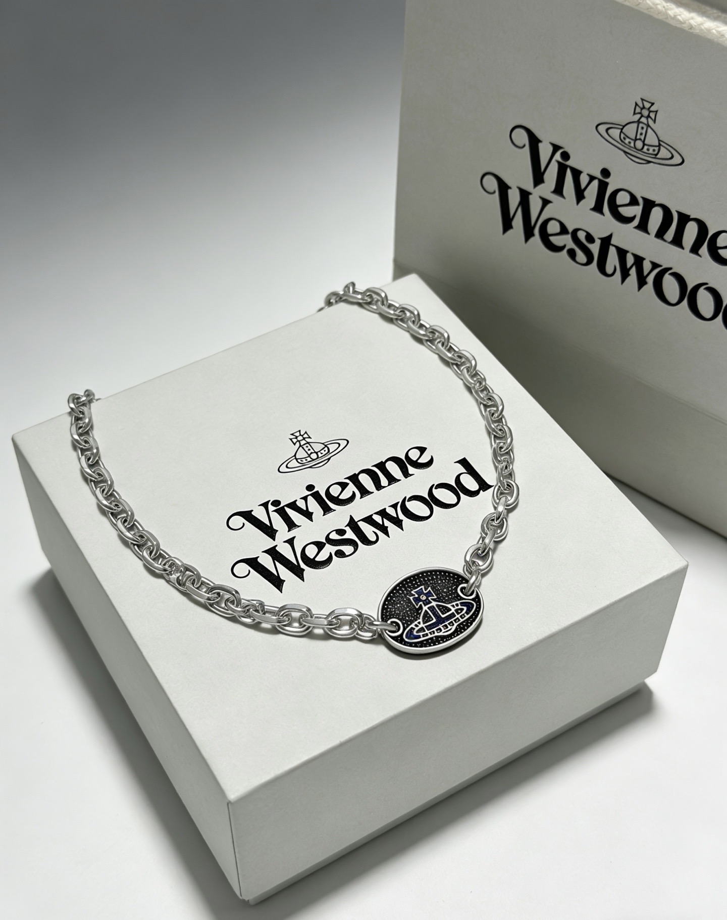 NO:767013,High-quality classic large Saturn necklace for men and women. Vivienne Westwood Queen Mother Saturn necklace!  British fashion designer, the mother of punk fashion!  Fashionable style, strong quality, super beautiful design!  Simple and elegant, with exquisite embroidered logo, you don’t have to worry about it not looking good, because it has classic elements and a modern new design!  The perfect choice for gift giving, it fully demonstrates your personality. The quality of the jewelry is very high. It gives people the aura of a big-name brand and is also very exquisite. It elevates a person's level by several levels. It is definitely worth buying. It is a fine jewelry and necklace.19860909高品质经典大土星项链男女同款 项链vivienne westwood西太后土星项链！英国时装设计师,时装的朋克之母！时尚潮流风格,品质强大,超美的设计！简约大气刺绣Logo精致这个款不用担心不好看,因为经典的元素洋气的新设计！赠礼的完美之选,充分展现个性风范.品质非常整个首饰给人大牌气场的同时又非常精致,让整个人的层次提升好几个level绝对值得入手,饰品精品,necklace,Jewelry