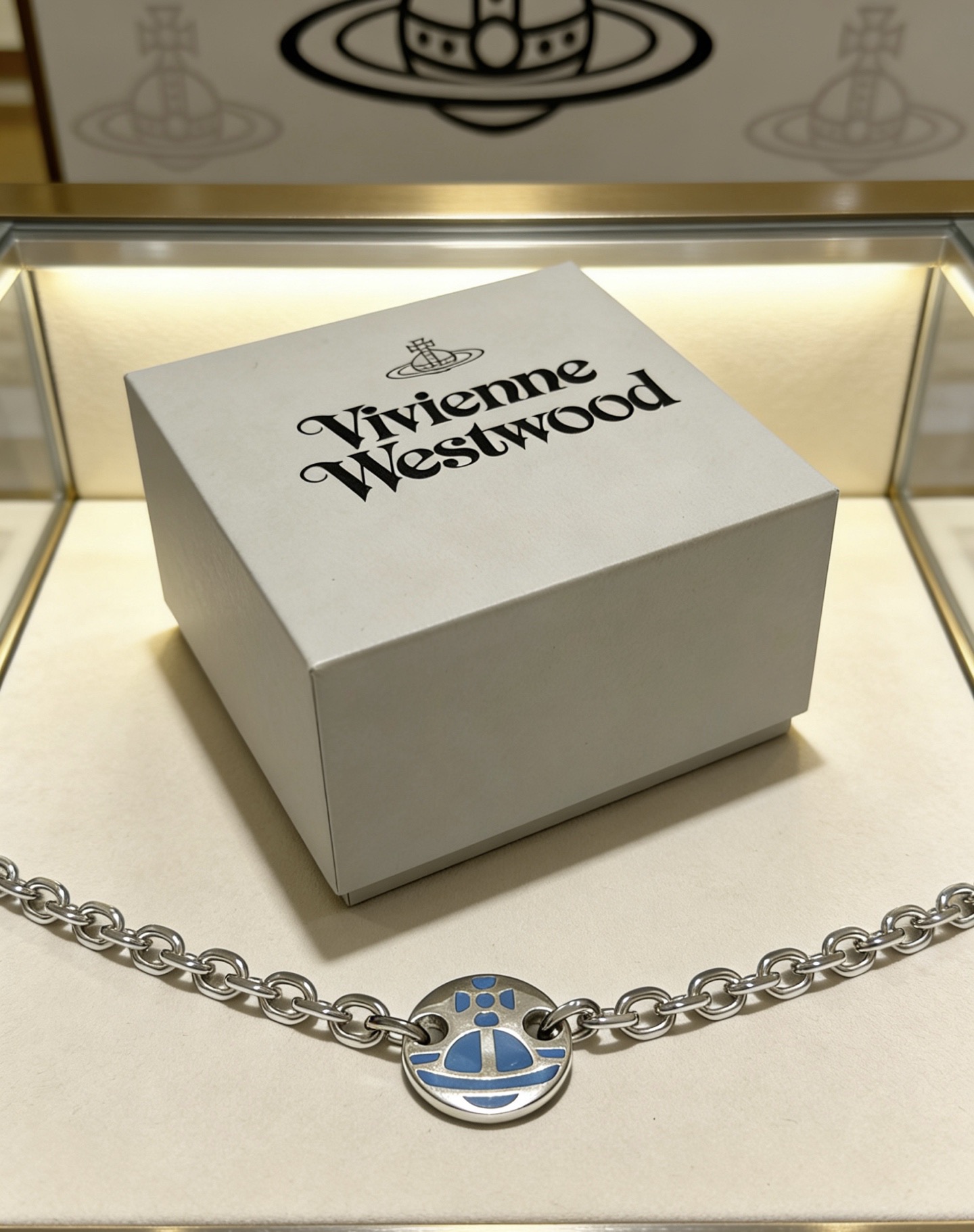NO:767039,High-quality classic large Saturn necklace for men and women. Vivienne Westwood Queen Mother Saturn necklace!  British fashion designer, the mother of punk fashion!  Fashionable style, strong quality, super beautiful design!  Simple and elegant, with exquisite embroidered logo, you don’t have to worry about it not looking good, because it has classic elements and a modern new design!  The perfect choice for gift giving, it fully demonstrates your personality. The quality of the jewelry is very high. It gives people the aura of a big-name brand and is also very exquisite. It elevates a person's level by several levels. It is definitely worth buying. It is a fine jewelry and necklace.19860909高品质经典大土星项链男女同款 项链vivienne westwood西太后土星项链！英国时装设计师,时装的朋克之母！时尚潮流风格,品质强大,超美的设计！简约大气刺绣Logo精致这个款不用担心不好看,因为经典的元素洋气的新设计！赠礼的完美之选,充分展现个性风范.品质非常整个首饰给人大牌气场的同时又非常精致,让整个人的层次提升好几个level绝对值得入手,饰品精品,necklace,Jewelry
