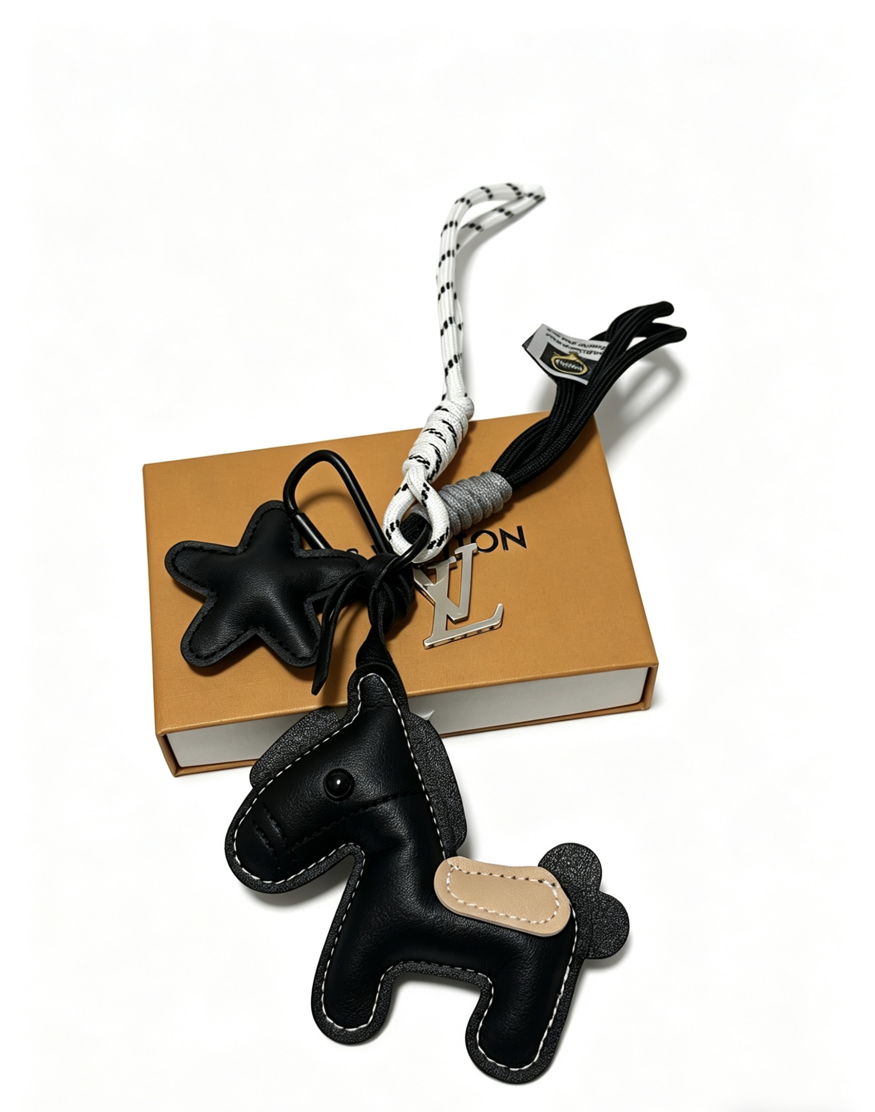 NO:766704,New product release LV keychain LV bag buckle The latest bag charms are of higher quality Stars have the same style Anger Forest series classic models co-branded design concept keychain series The details are distressed The version is not available in the market glossy version This has been coming out. The best-selling model in LV Very easy to match Trendy backpacks, jewelry boutiques, louis vuitton, backpacks, keychain19860909新品发布LV钥匙扣 lv包包扣 最新款包包挂饰档次更高明星同款Anger Forest系列经典款联名设计理念钥匙扣系列 细节对版做旧处理 非市面亮面版型 这款一直在出 lv里面热卖款 非常好搭配 潮流背包,饰品精品,louis vuitton,backpacks,keychain,Jewelry