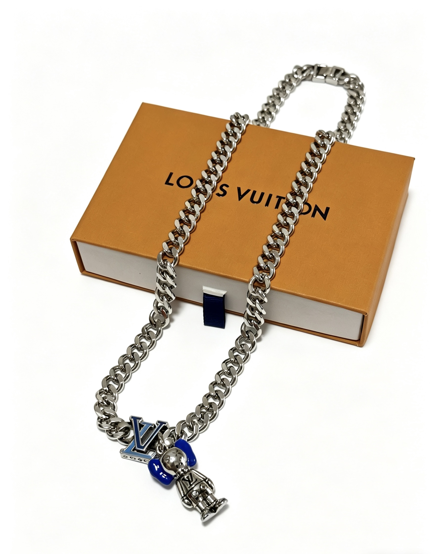 NO:766736,Louis Vuitton LV necklace original single goods counter new open mold retro trendy fashion must-have. Can be worn by both men and women. The same style for couples. Rock punk Thai silver style. Retro elements. Trendy and versatile. The latest chain of the same necklace on the official website is higher grade. Star classic necklace series retro silver necklace. The chain length is 55 cm and the length can be changed. The details are distressed. Not available in the market. Glossy version. This model has been on the market. This is a hot-selling model in LV. It goes well with trendy clothes, jewelry boutiques, louis vuitton, louis  vuitton,necklace19860909路易威登 LV项链原单货专柜新款开模复古潮流时尚必备 男女均可佩戴 情侣款同款 摇滚朋克泰银风格 复古元素 潮流百搭 官网同款项链最新款链条档次更高明星经典款项链系列复古银项链 链长55厘米可改长度 细节对版做旧处理 非市面亮面版型 这款一直在出 LV里面热卖款 非常好搭配潮流衣服,饰品精品,louis vuitton,louis vuitton,necklace,Jewelry