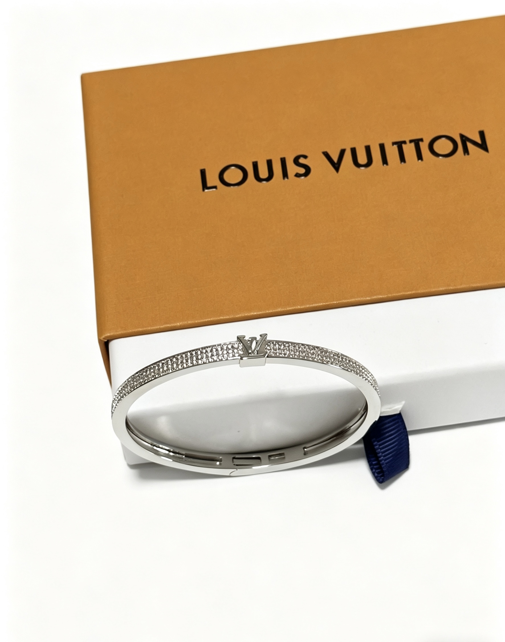 NO:766755,LV Louis Vuitton bracelet original item counter new mold open retro trendy fashion must-have. Can be worn by both men and women. Same style for couples. Rock punk Thai silver style. Retro elements. Trendy and versatile. The same necklace from the official website. The latest chain has a higher grade. Celebrity classic necklace series retro silver bracelet. Chain length and size. Opening design. Details are distressed. Non-market glossy version. This has been out. The best-selling model in LV. Very good match with trendy clothes, jewelry boutiques, louis vuitton, louis  vuitton,necklace,bracelet,bracelet19860909LV路易威登手链手镯原单货专柜新款开模复古潮流时尚必备 男女均可佩戴 情侣款同款 摇滚朋克泰银风格 复古元素 潮流百搭 官网同款项链最新款链条档次更高明星经典款项链系列复古银手链 链长码数开口设计 细节对版做旧处理 非市面亮面版型 这款一直在出 LV里面热卖款 非常好搭配潮流衣服,饰品精品,louis vuitton,louis vuitton,necklace,bracelet,bracelet,Jewelry