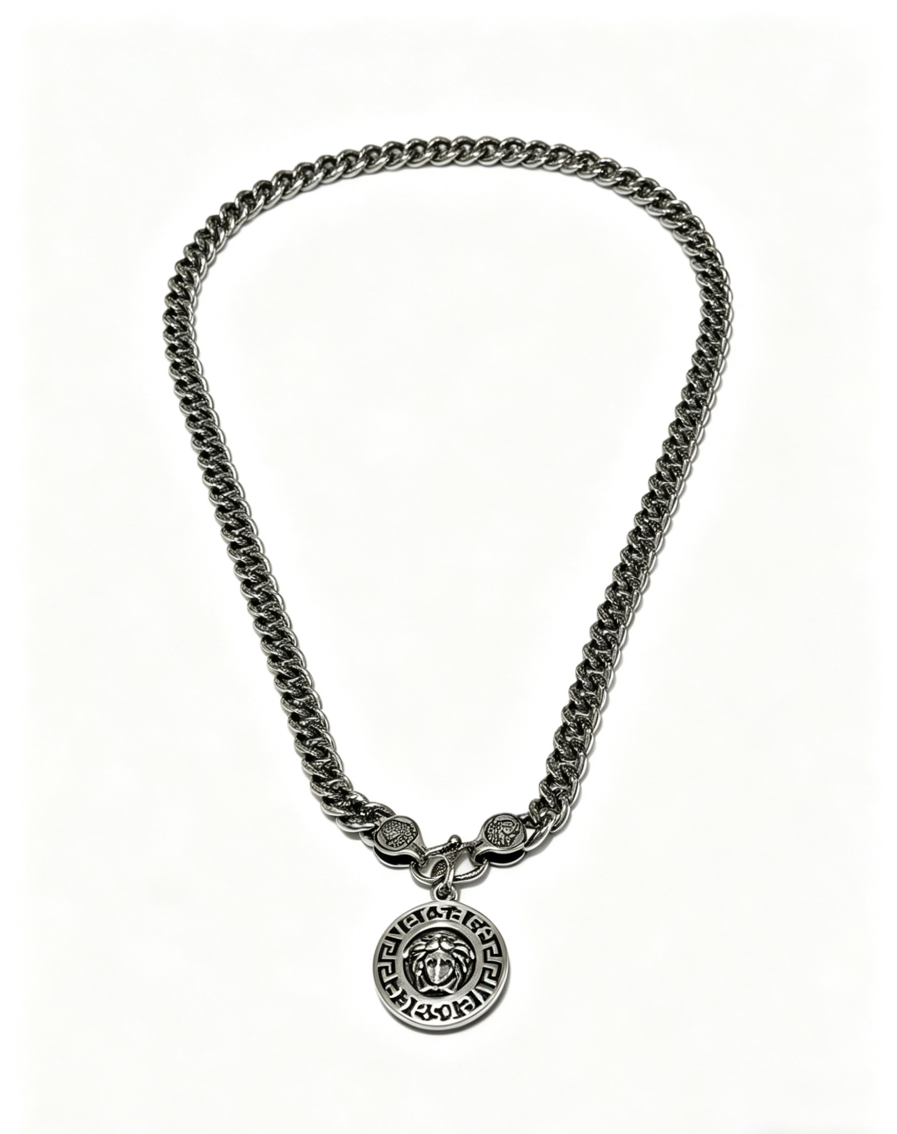 NO:766773,High-quality Versace necklace Medusa avatar original single goods counter new open mold retro trendy fashion must-have. Can be worn by both men and women. Same style for couples. Rock punk Thai silver style. Retro elements. Trendy and versatile. The same necklace from the official website. The latest chain has a higher grade. Star classic necklace series retro silver necklace. The chain length is 55 cm. The length can be changed. The details are distressed. Non-market glossy version. This one has been released. The best-selling model in Versace.  Very easy to match with trendy clothes, fine jewelry, versace, necklace19860909高品质范思哲项链美杜莎头像原单货专柜新款开模复古潮流时尚必备 男女均可佩戴 情侣款同款 摇滚朋克泰银风格 复古元素 潮流百搭 官网同款项链最新款链条档次更高明星经典款项链系列复古银项链 链长55厘米可改长度 细节对版做旧处理 非市面亮面版型 这款一直在出 范思哲里面热卖款 非常好搭配潮流衣服,饰品精品,versace,necklace,Jewelry