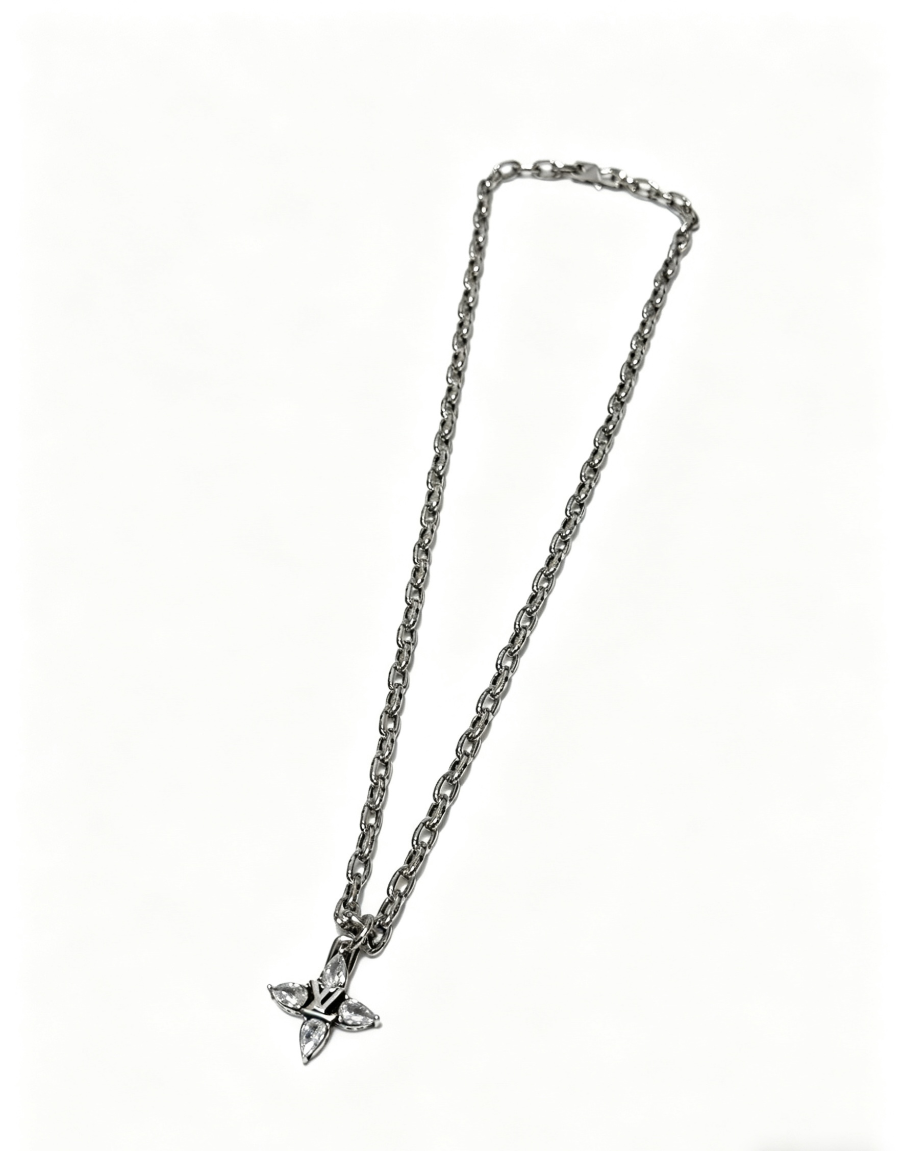 NO:766765,Louis Vuitton LV necklace original single goods counter new open mold retro trendy fashion must-have. Can be worn by both men and women. The same style for couples. Rock punk Thai silver style. Retro elements. Trendy and versatile. The latest chain of the same necklace on the official website is higher grade. Star classic necklace series retro silver necklace. The chain length is 60 cm and the length can be changed. The details are distressed. Non-market glossy version. This has been on the market. This is a hot-selling model in LV. It goes well with trendy clothes, jewelry boutiques, louis vuitton, louis  vuitton,necklace19860909路易威登 LV项链原单货专柜新款开模复古潮流时尚必备 男女均可佩戴 情侣款同款 摇滚朋克泰银风格 复古元素 潮流百搭 官网同款项链最新款链条档次更高明星经典款项链系列复古银项链 链长60厘米可改长度 细节对版做旧处理 非市面亮面版型 这款一直在出 LV里面热卖款 非常好搭配潮流衣服,饰品精品,louis vuitton,louis vuitton,necklace,Jewelry