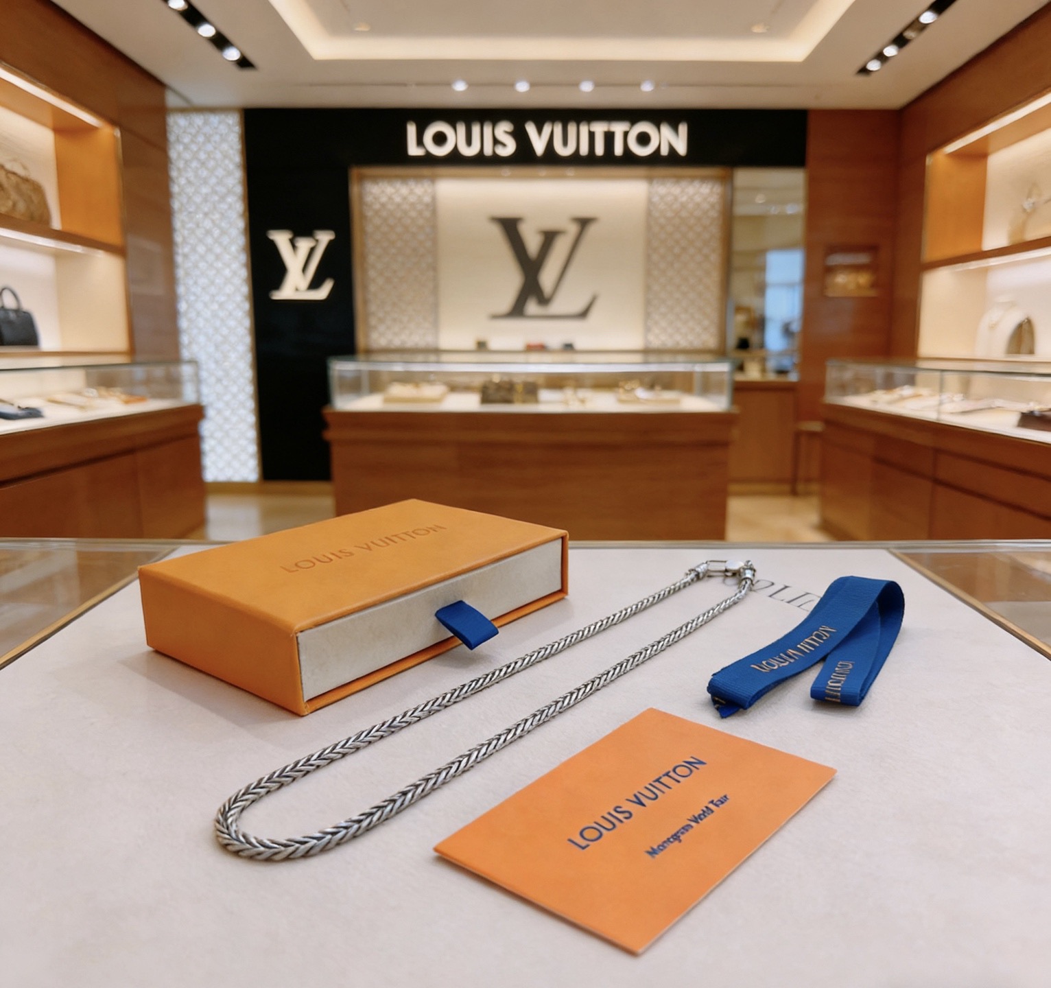 NO:766803,Louis Vuitton LV necklace original single goods counter new open mold retro trendy fashion must-have. Can be worn by both men and women. The same style for couples. Rock punk Thai silver style. Retro elements. Trendy and versatile. The same necklace from the official website. The latest chain has a higher grade. Star classic necklace series retro silver necklace. The chain length is 60 cm. The length can be changed. The details are distressed. Non-market glossy version. This model has been out of the market. This is a hot-selling model in LV. It goes well with trendy clothes, fine jewelry, louis vuitton, louis  vuitton,necklace19860909路易威登LV项链原单货专柜新款开模复古潮流时尚必备 男女均可佩戴 情侣款同款 摇滚朋克泰银风格 复古元素 潮流百搭 官网同款项链最新款链条档次更高明星经典款项链系列复古银项链 链长60厘米可改长度 细节对版做旧处理 非市面亮面版型 这款一直在出 LV里面热卖款 非常好搭配潮流衣服,饰品精品,louis vuitton,louis vuitton,necklace,Jewelry