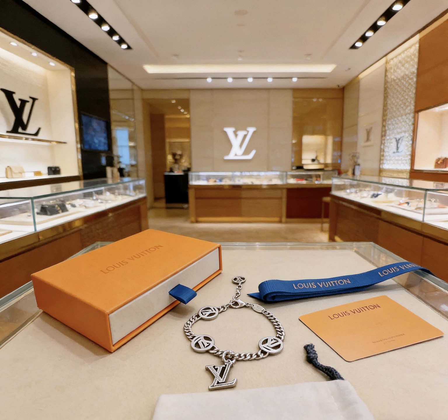 NO:766837,High-quality Louis Vuitton LV bracelet original item counter new open mold retro trendy fashion must-have. Can be worn by both men and women. The same style for couples. Rock punk Thai silver style. Retro elements. Trendy and versatile. The same necklace on the official website. The latest chain has a higher grade. Celebrity classic bracelet. Cuban chain series. Retro silver bracelet. The length of the chain is 22cm.  Very easy to match with trendy clothes, fine jewelry, louis vuitton, louis vuitton, necklace, bracelet19860909高品质路易威登LV手链原单货专柜新款开模复古潮流时尚必备 男女均可佩戴 情侣款同款 摇滚朋克泰银风格 复古元素 潮流百搭 官网同款项链最新款链条档次更高明星经典款手链古巴链系列复古银手链 链长码数22cm20cm18cm可改长度 细节对版做旧处理 非市面亮面版型 这款一直在出 LV里面热卖款 非常好搭配潮流衣服,饰品精品,louis vuitton,louis vuitton,necklace,bracelet,Jewelry