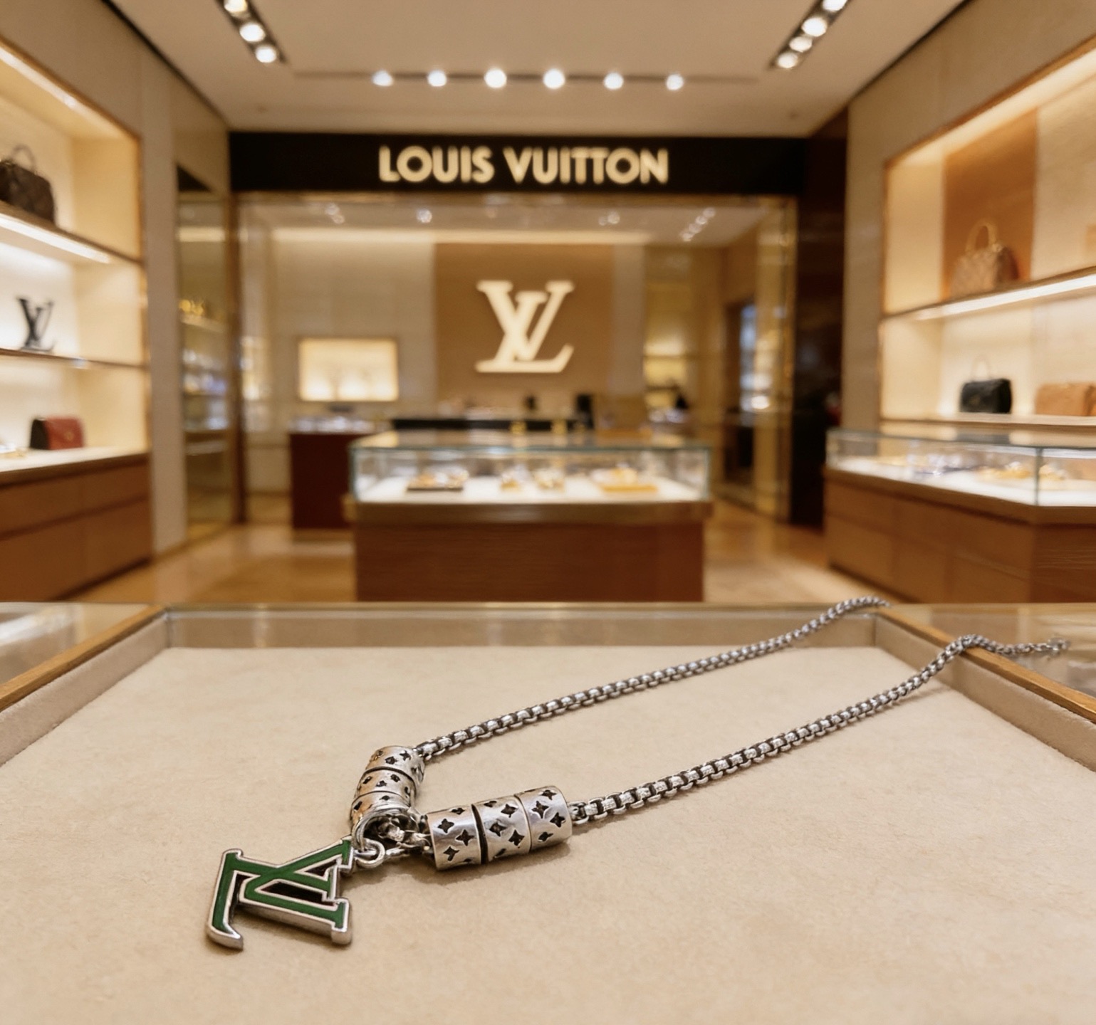 NO:766846,LV Louis Vuitton necklace original single goods counter new open mold retro trendy fashion must-have. Can be worn by both men and women. The same style for couples. Rock punk Thai silver style. Retro elements. Trendy and versatile. The same necklace from the official website. The latest chain has a higher grade. Star classic necklace series retro silver necklace. The chain length is 60 cm and the length can be changed. The details are distressed. Non-market glossy version. This model has been on the market. This is a hot-selling model in LV. It goes well with trendy clothes, jewelry boutiques, louis vuitton, louis  vuitton,necklace19860909LV路易威登项链原单货专柜新款开模复古潮流时尚必备 男女均可佩戴 情侣款同款 摇滚朋克泰银风格 复古元素 潮流百搭 官网同款项链最新款链条档次更高明星经典款项链系列复古银项链 链长60厘米可改长度 细节对版做旧处理 非市面亮面版型 这款一直在出 LV里面热卖款 非常好搭配潮流衣服,饰品精品,louis vuitton,louis vuitton,necklace,Jewelry