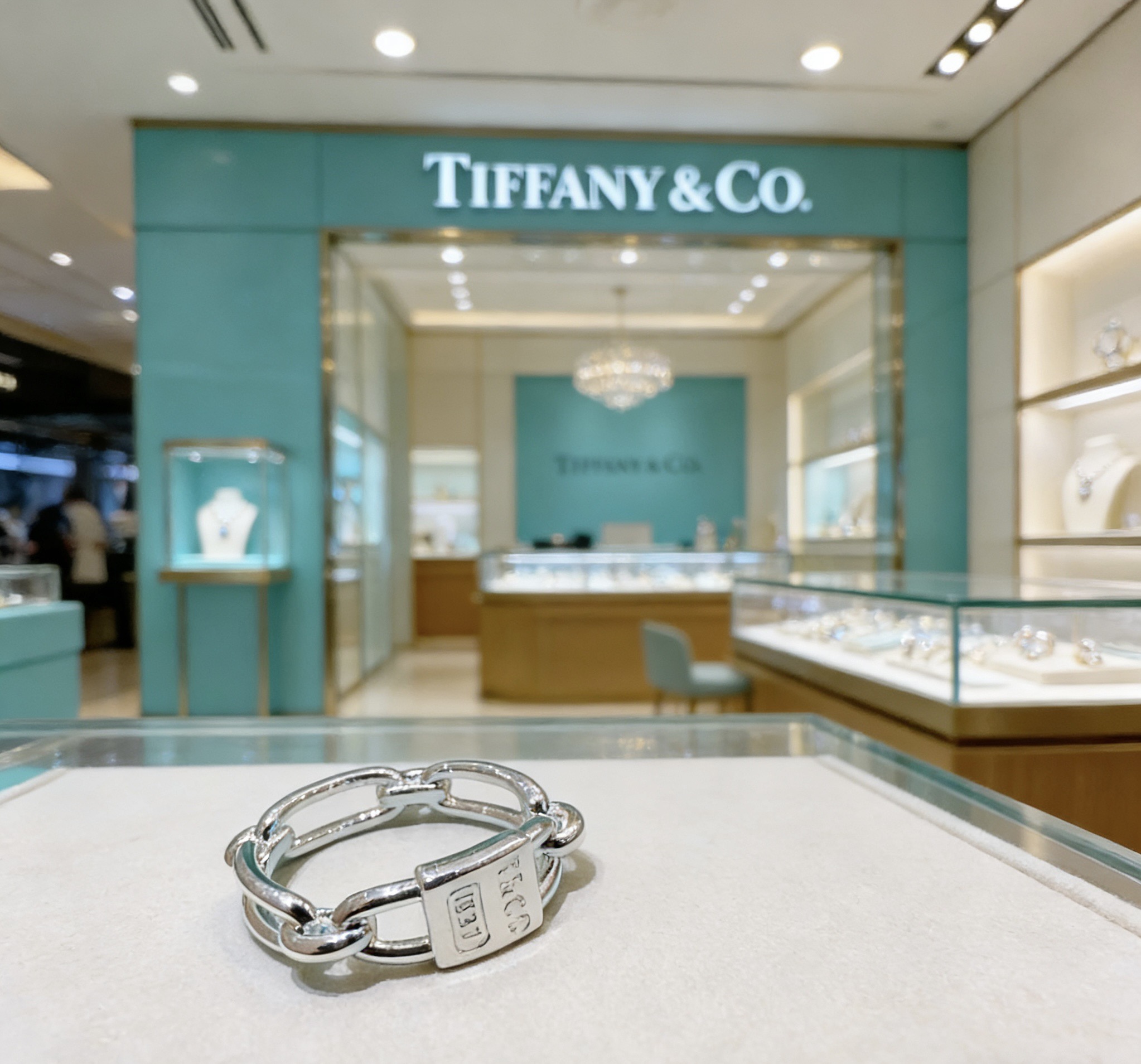 NO:819206,Tiffany Tiffany ring, simple and versatile, trendy item, new upgraded version, ring code number (67891011), V-gold platinum-plated layer, very good style, recommended. Multiple design elements, each layer design, each style is classic. Diamonds are simple to match, but the big-name feeling is coming. This is a must-buy. It is absolutely versatile and trendy. The wearing effect is super beautiful and elegant. Noble and cool, high-quality jewelry, tiffany, ring19860909Tiffany 蒂芙尼戒指 简约大气百搭 潮流单品 全新升级版 戒指码数（67891011）V金镀铂金层非常不错的款式推荐这款 搭配设计多元素每一层设计每款都是经典 钻搭配起来简约 但是大牌感迎面扑来 这款必须入手 绝对百搭潮品 佩戴效果超级美优雅气质 高贵冷艳,饰品精品,tiffany,ring,Jewelry