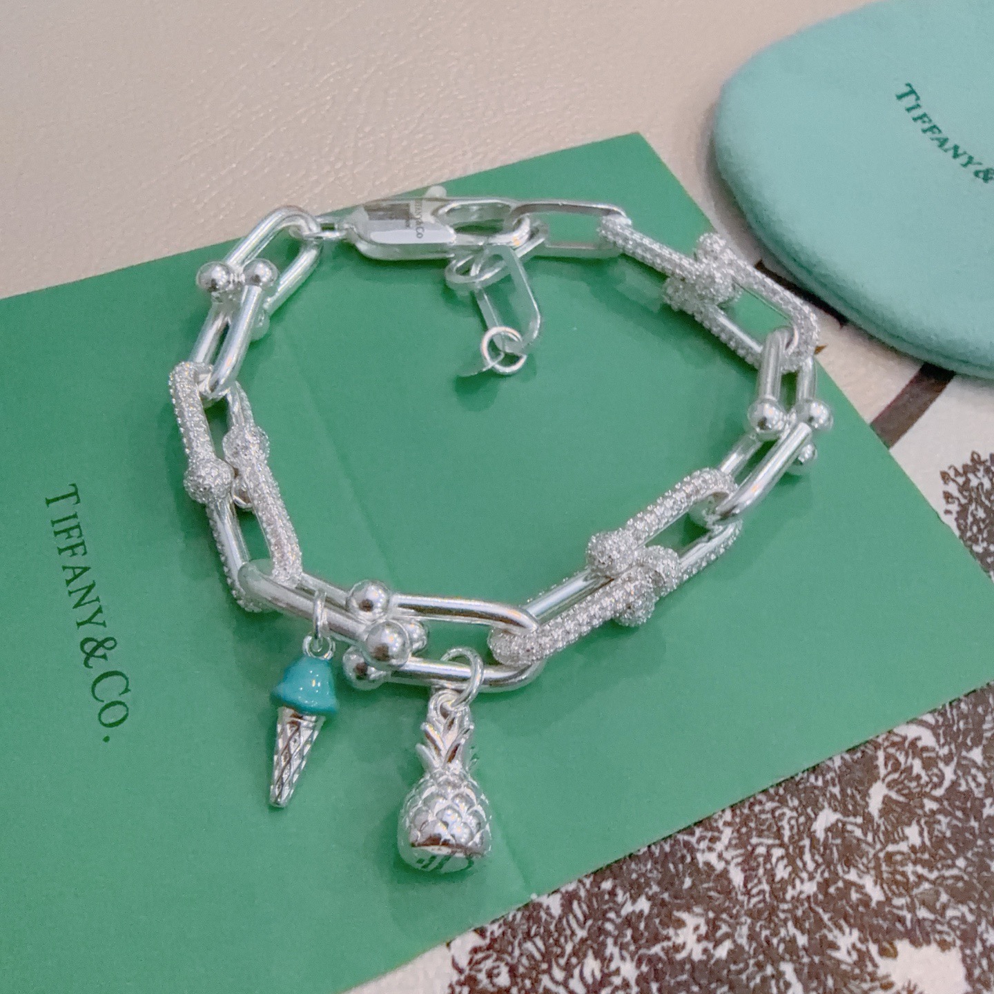 NO:819222,New Tiffany & Co. bracelet TIFFNY&CO. Counter Seiko silver version same as star style Retro old style Original replica Purely handmade ~ Authentic mold opening trend fashion must-have Can be worn by both men and women Same style for couples Rock and punk silver style Trendy and versatile Same style as official website, boutique jewelry, tiffany, bracelet19860909新款蒂芙尼手链TIFFNY&CO. 专柜精工银版本明星同款 复古做旧风 原版复刻 纯手工打造 ～正品开模潮流时尚必备 男女均可佩戴 情侣款同款 摇滚朋克银风格 潮流百搭 官网同款,饰品精品,tiffany,bracelet,Jewelry