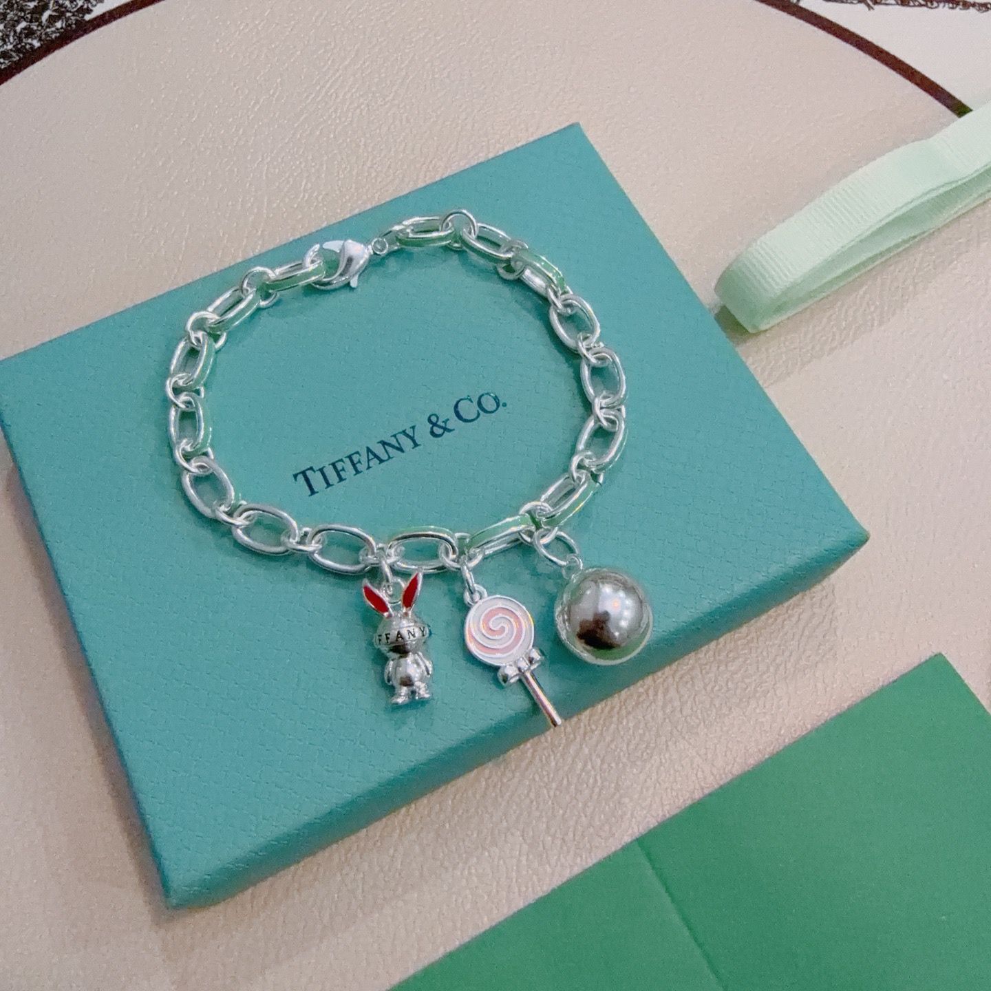 NO:819236,New Tiffany & Co. bracelet TIFFNY&CO. Counter Seiko silver version same as star style Retro old style Original replica Purely handmade ~ Authentic mold opening trend fashion must-have Can be worn by both men and women Same style for couples Rock and punk silver style Trendy and versatile Same style as official website, boutique jewelry, tiffany, bracelet19860909新款蒂芙尼手链TIFFNY&CO. 专柜精工银版本明星同款 复古做旧风 原版复刻 纯手工打造 ～正品开模潮流时尚必备 男女均可佩戴 情侣款同款 摇滚朋克银风格 潮流百搭 官网同款,饰品精品,tiffany,bracelet,Jewelry