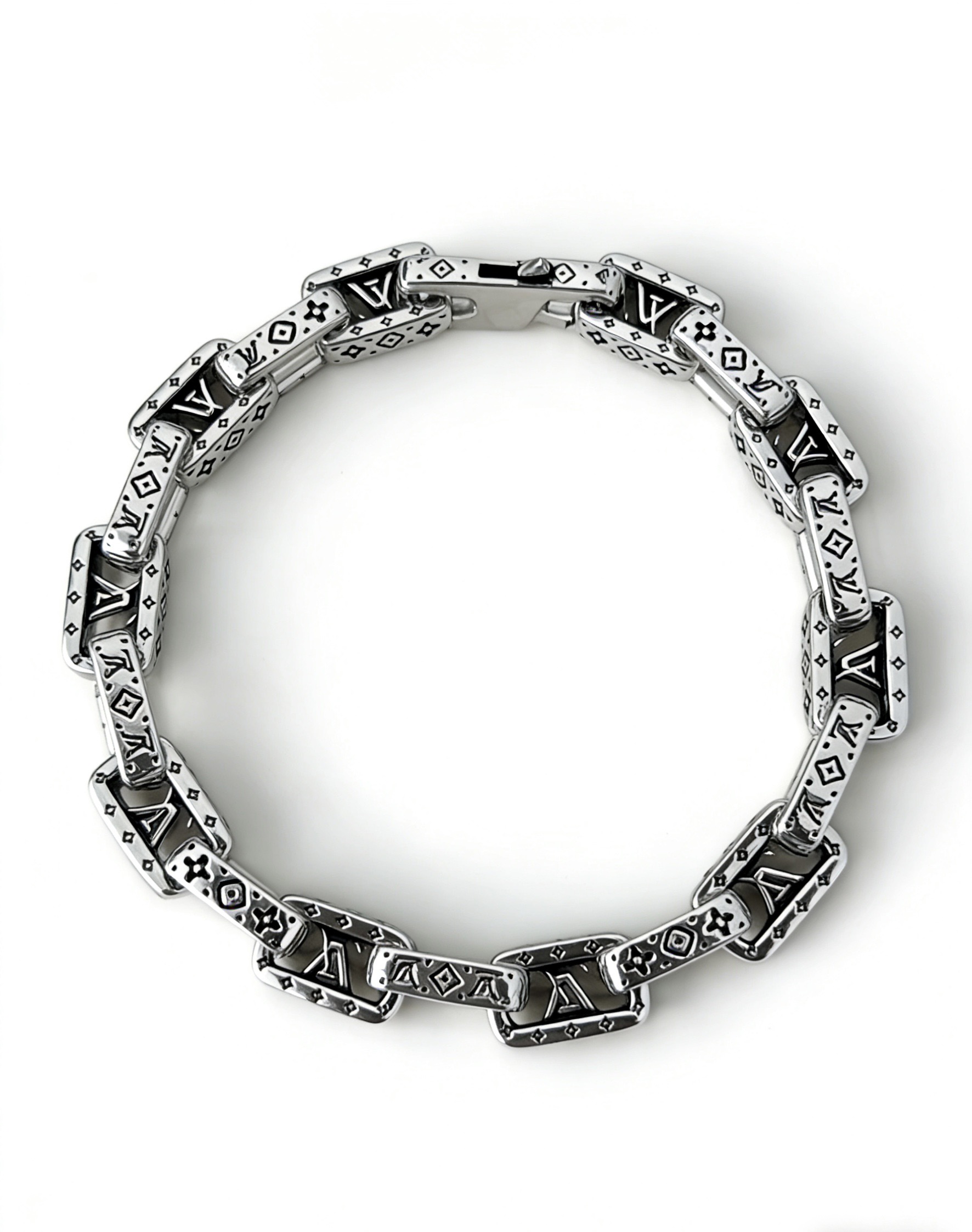 NO:819266,High-quality Louis Vuitton LV bracelet original item counter new mold opening retro trendy fashion must-have. Can be worn by both men and women. Same style for couples. Rock punk Thai silver style. Retro elements. Trendy and versatile. The latest chain of the same necklace on the official website has a higher grade. Celebrity classic bracelet, Cuban chain series, retro silver bracelet. Chain length and code number: 18 20 22. Details are distressed. Non-market glossy version. This one has been released and is the best-selling model in LV.  Very easy to match with trendy clothes, fine jewelry, louis vuitton, louis vuitton, necklace, bracelet19860909高品质路易威登LV手链原单货专柜新款开模复古潮流时尚必备 男女均可佩戴 情侣款同款 摇滚朋克泰银风格 复古元素 潮流百搭 官网同款项链最新款链条档次更高明星经典款手链古巴链系列复古银手链 链长码数18 20 22 细节对版做旧处理 非市面亮面版型 这款一直在出 LV里面热卖款 非常好搭配潮流衣服,饰品精品,louis vuitton,louis vuitton,necklace,bracelet,Jewelry