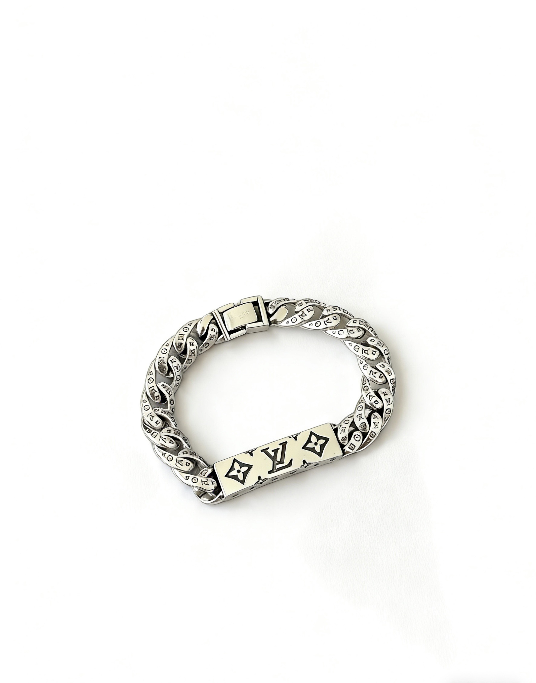 NO:819272,High-quality Louis Vuitton LV bracelet original item counter new open mold retro trendy fashion must-have. Can be worn by both men and women. The same style for couples. Rock punk Thai silver style. Retro elements. Trendy and versatile. The same necklace on the official website. The latest chain has a higher grade. Celebrity classic bracelet. Cuban chain series. Retro silver bracelet. Chain length and code number: 18 20 22 24. Detailed version is distressed. Non-market glossy version. This one has been released and is a hot seller in LV.  Very easy to match with trendy clothes, fine jewelry, louis vuitton, louis vuitton, necklace, bracelet19860909高品质路易威登LV手链原单货专柜新款开模复古潮流时尚必备 男女均可佩戴 情侣款同款 摇滚朋克泰银风格 复古元素 潮流百搭 官网同款项链最新款链条档次更高明星经典款手链古巴链系列复古银手链 链长码数18 20 22 24 细节对版做旧处理 非市面亮面版型 这款一直在出 LV里面热卖款 非常好搭配潮流衣服,饰品精品,louis vuitton,louis vuitton,necklace,bracelet,Jewelry