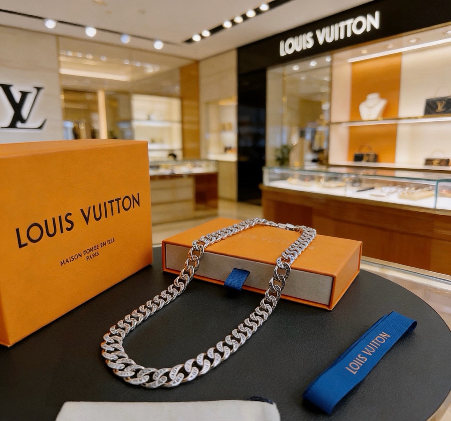 NO:819284,Louis Vuitton LV necklace original single goods counter new open mold retro trendy fashion must-have. Can be worn by both men and women. The same style for couples. Rock punk Thai silver style. Retro elements. Trendy and versatile. The latest chain of the same necklace on the official website is higher grade. Star classic necklace series retro silver necklace. The chain length is 55 cm and the length can be changed. The details are distressed. Not available in the market. Glossy version. This model has been on the market. This is a hot-selling model in LV. It goes well with trendy clothes, jewelry boutiques, louis vuitton, louis  vuitton,necklace19860909路易威登 LV项链原单货专柜新款开模复古潮流时尚必备 男女均可佩戴 情侣款同款 摇滚朋克泰银风格 复古元素 潮流百搭 官网同款项链最新款链条档次更高明星经典款项链系列复古银项链 链长55厘米可改长度 细节对版做旧处理 非市面亮面版型 这款一直在出 LV里面热卖款 非常好搭配潮流衣服,饰品精品,louis vuitton,louis vuitton,necklace,Jewelry