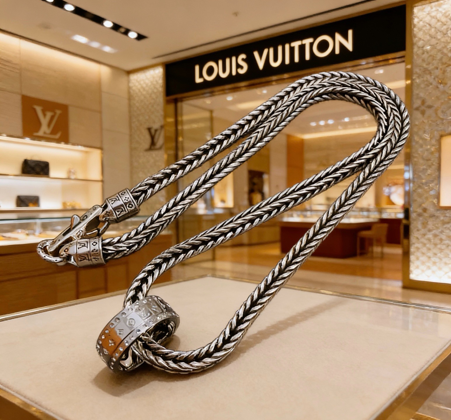 NO:819299,Louis Vuitton LV necklace (thick style) original single quality counter new open mold retro trendy fashion must-have. Can be worn by both men and women. The same style for couples. Rock punk Thai silver style. Retro elements. Trendy and versatile. The same necklace from the official website. The latest chain has a higher grade. Celebrity classic necklace series retro silver necklace. The chain length is 60 cm. The length can be changed. The details are distressed. Non-market glossy version. This has been out. The best-selling model in LV. Very good match with trendy clothes, high-quality jewelry, Louis Vuitton.  vuitton,louis vuitton,necklace19860909路易威登 LV项链（粗款）原单品质专柜新款开模复古潮流时尚必备 男女均可佩戴 情侣款同款 摇滚朋克泰银风格 复古元素 潮流百搭 官网同款项链最新款链条档次更高明星经典款项链系列复古银项链 链长60厘米可改长度 细节对版做旧处理 非市面亮面版型 这款一直在出 LV里面热卖款 非常好搭配潮流衣服,饰品精品,louis vuitton,louis vuitton,necklace,Jewelry