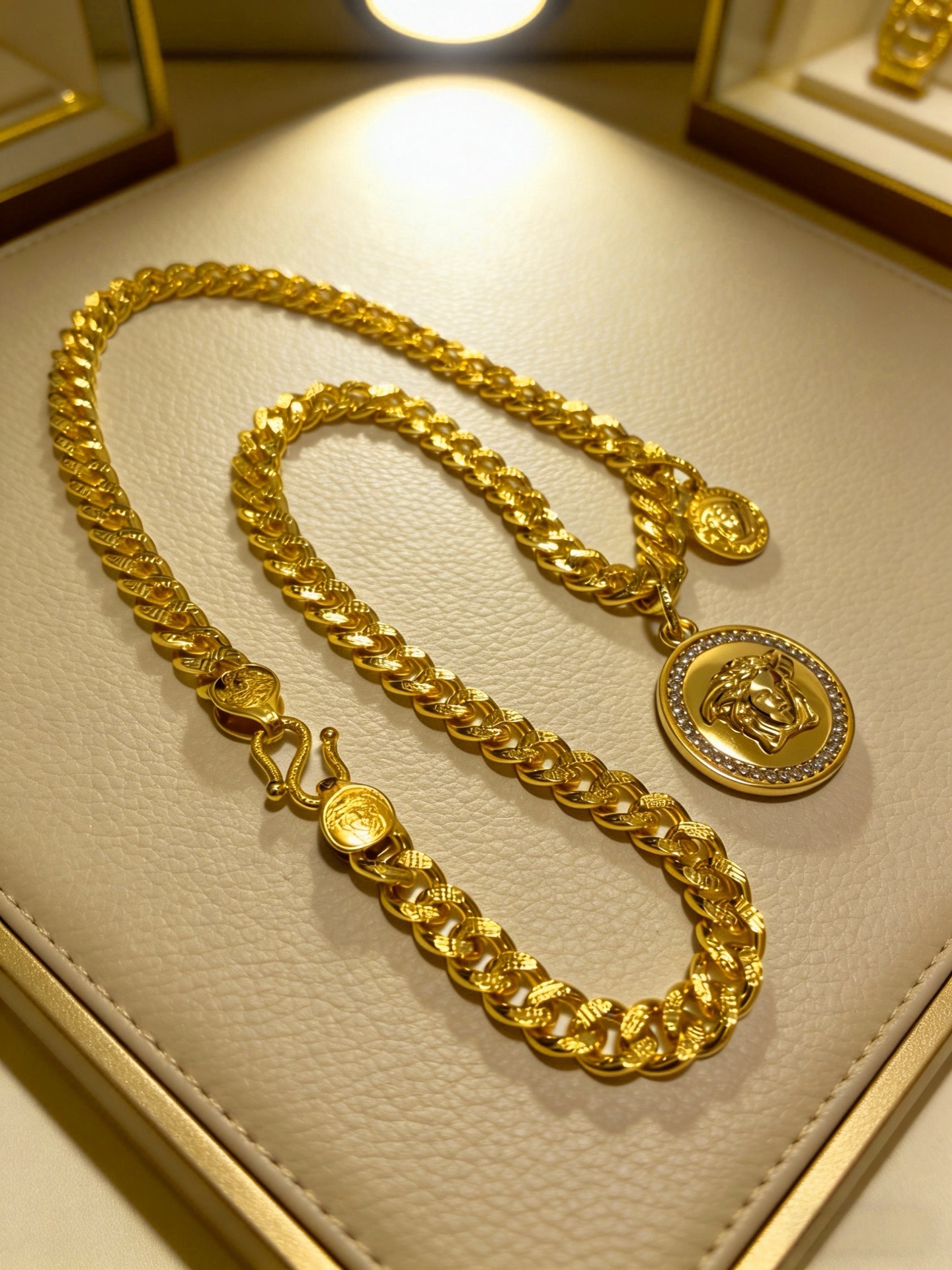 NO:819339,High-quality Versace necklace Medusa avatar original single goods counter new open mold retro trendy fashion must-have. Can be worn by both men and women. Same style for couples. Rock punk Thai silver style. Retro elements. Trendy and versatile. The same necklace from the official website. The latest chain has a higher grade. Star classic necklace series retro silver necklace. The chain length is 55 cm. The length can be changed. The details are distressed. Non-market glossy version. This one has been released. The best-selling model in Versace.  Very easy to match with trendy clothes, fine jewelry, versace, necklace19860909高品质范思哲项链美杜莎头像原单货专柜新款开模复古潮流时尚必备 男女均可佩戴 情侣款同款 摇滚朋克泰银风格 复古元素 潮流百搭 官网同款项链最新款链条档次更高明星经典款项链系列复古银项链 链长55厘米可改长度 细节对版做旧处理 非市面亮面版型 这款一直在出 范思哲里面热卖款 非常好搭配潮流衣服,饰品精品,versace,necklace,Jewelry