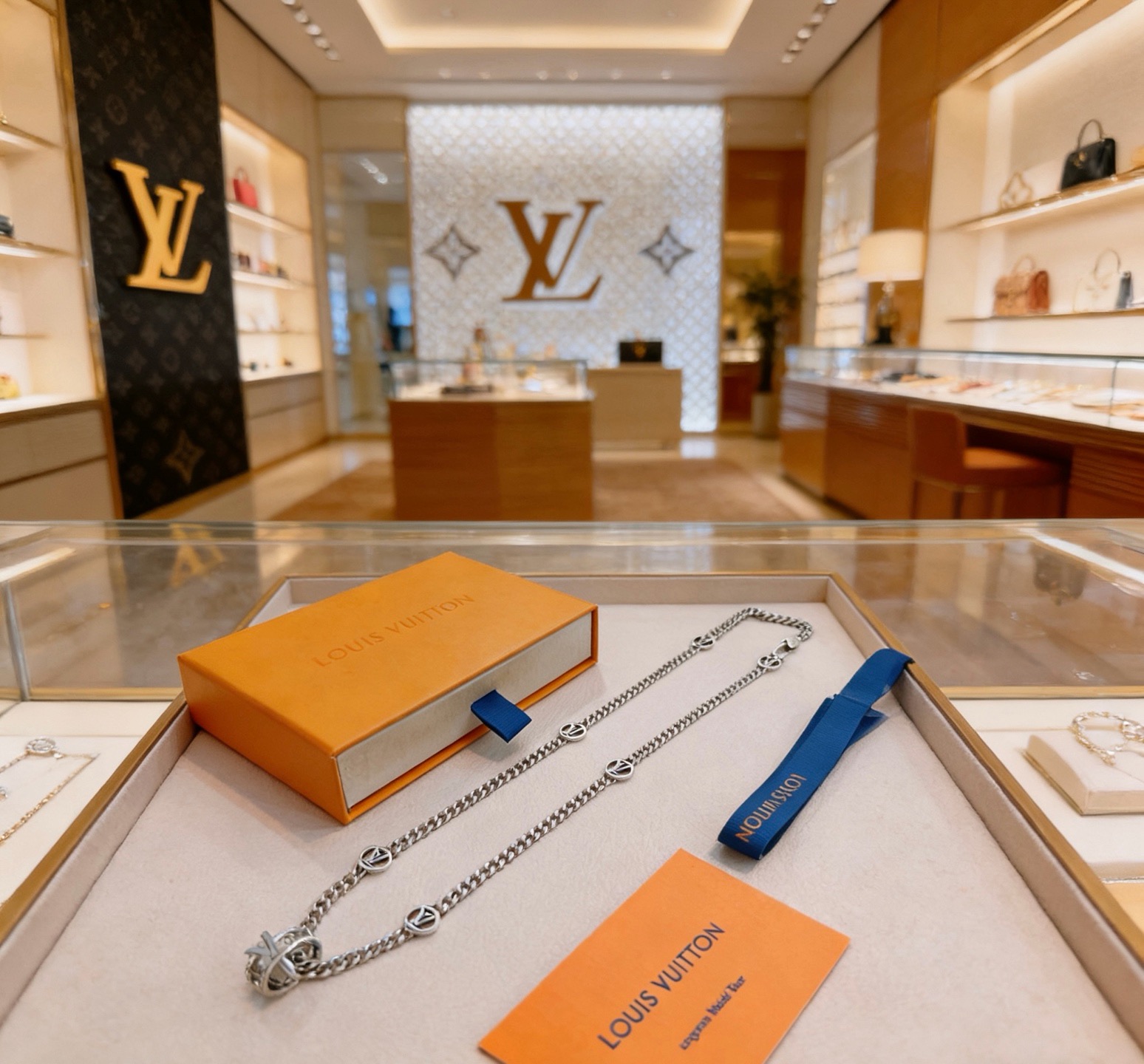 NO:819110,Louis Vuitton LV necklace original single goods counter new open mold retro trendy fashion must-have. Can be worn by both men and women. The same style for couples. Rock punk Thai silver style. Retro elements. Trendy and versatile. The latest chain of the same necklace on the official website is higher grade. Star classic necklace series retro silver necklace. The chain length is 60 cm and the length can be changed. The details are distressed. Non-market glossy version. This has been on the market. This is a hot-selling model in LV. It goes well with trendy clothes, jewelry boutiques, louis vuitton, louis  vuitton,necklace19860909路易威登 LV项链原单货专柜新款开模复古潮流时尚必备 男女均可佩戴 情侣款同款 摇滚朋克泰银风格 复古元素 潮流百搭 官网同款项链最新款链条档次更高明星经典款项链系列复古银项链 链长60厘米可改长度 细节对版做旧处理 非市面亮面版型 这款一直在出 LV里面热卖款 非常好搭配潮流衣服,饰品精品,louis vuitton,louis vuitton,necklace,Jewelry