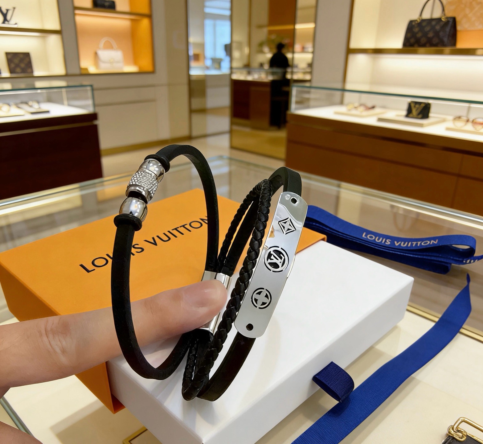 NO:819117,High-quality LV Louis Vuitton cowhide bracelet original item counter new open mold retro trendy fashion must-have. Can be worn by both men and women. The same style for couples. Rock punk Thai silver style. Retro elements blue low-key luxury. Trendy and versatile. The same bracelet on the official website. The latest chain has a higher grade. Celebrity classic bracelet series retro. The details are distressed. Non-market glossy version. The length is 22cm adjustable and changeable. This one has been released and is a hot seller in LV.  Very easy to match with trendy clothes, fine jewelry, louis vuitton, louis vuitton, bracelet, bracelet, cowhide19860909高品质LV路易威登牛皮手绳手链原单货专柜新款开模复古潮流时尚必备 男女均可佩戴 情侣款同款 摇滚朋克泰银风格 复古元素蓝色低调奢华 潮流百搭 官网同款手镯最新款链条档次更高明星经典款手绳系列复古 细节对版做旧处理 非市面亮面版型  长度22cm可调节可更改 这款一直在出 LV里面热卖款 非常好搭配潮流衣服,饰品精品,louis vuitton,louis vuitton,bracelet,bracelet,cowhide,Jewelry