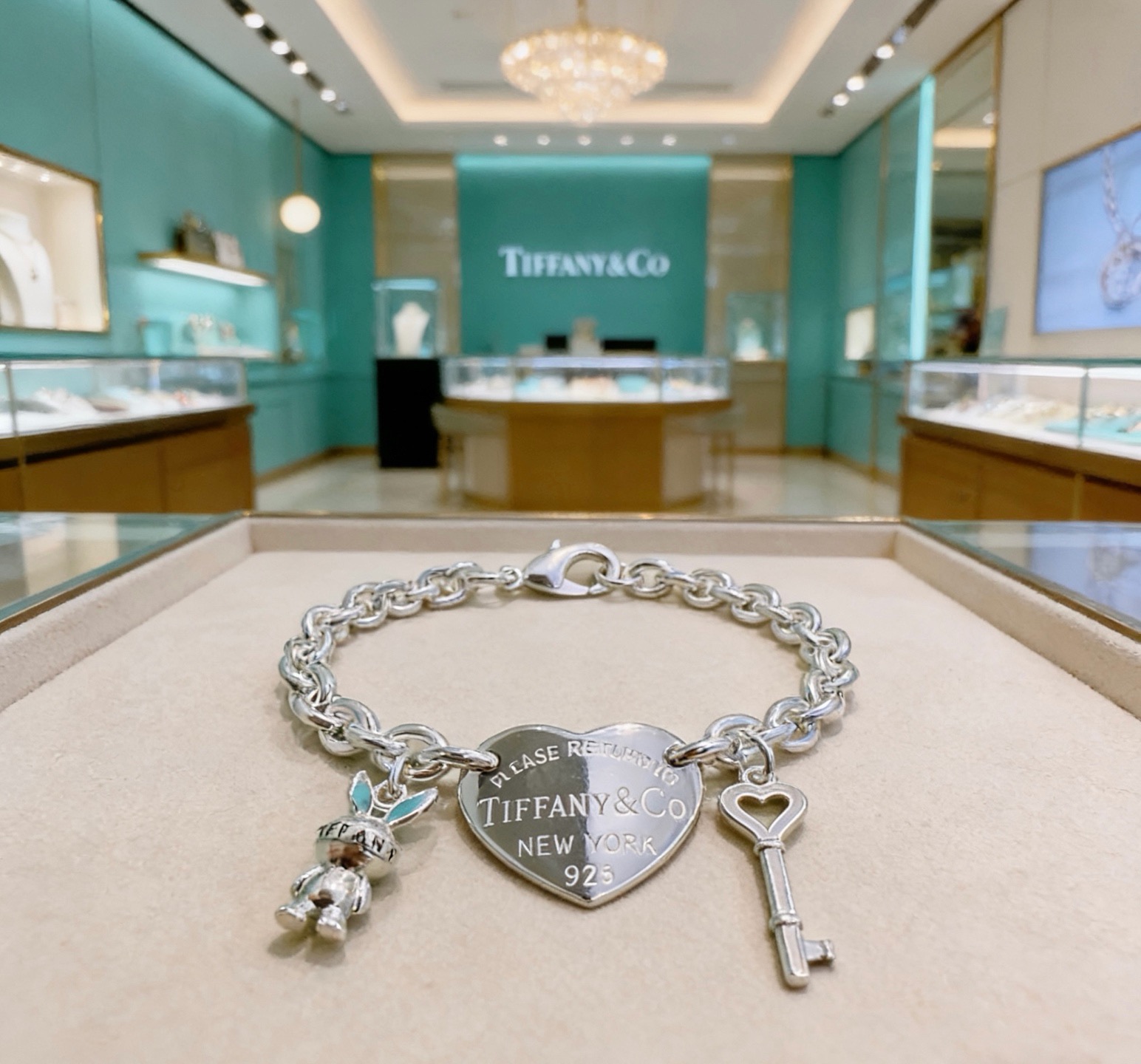NO:819132,Genuine new Tiffany bracelet TIFFNY&CO. Counter Seiko silver version Same style as the star Retro style Original replica Purely handmade Genuine open mold trendy and fashionable must-have Can be worn by both men and women Same style for couples Rock and punk silver style Trendy and versatile Same style as the official website, boutique jewelry, tiffany, bracelet19860909正品新款蒂芙尼手链 TIFFNY&CO. 专柜精工银版本 明星同款 复古做旧风 原版复刻 纯手工打造 正品开模潮流时尚必备 男女均可佩戴 情侣款同款 摇滚朋克银风格 潮流百搭 官网同款,饰品精品,tiffany,bracelet,Jewelry