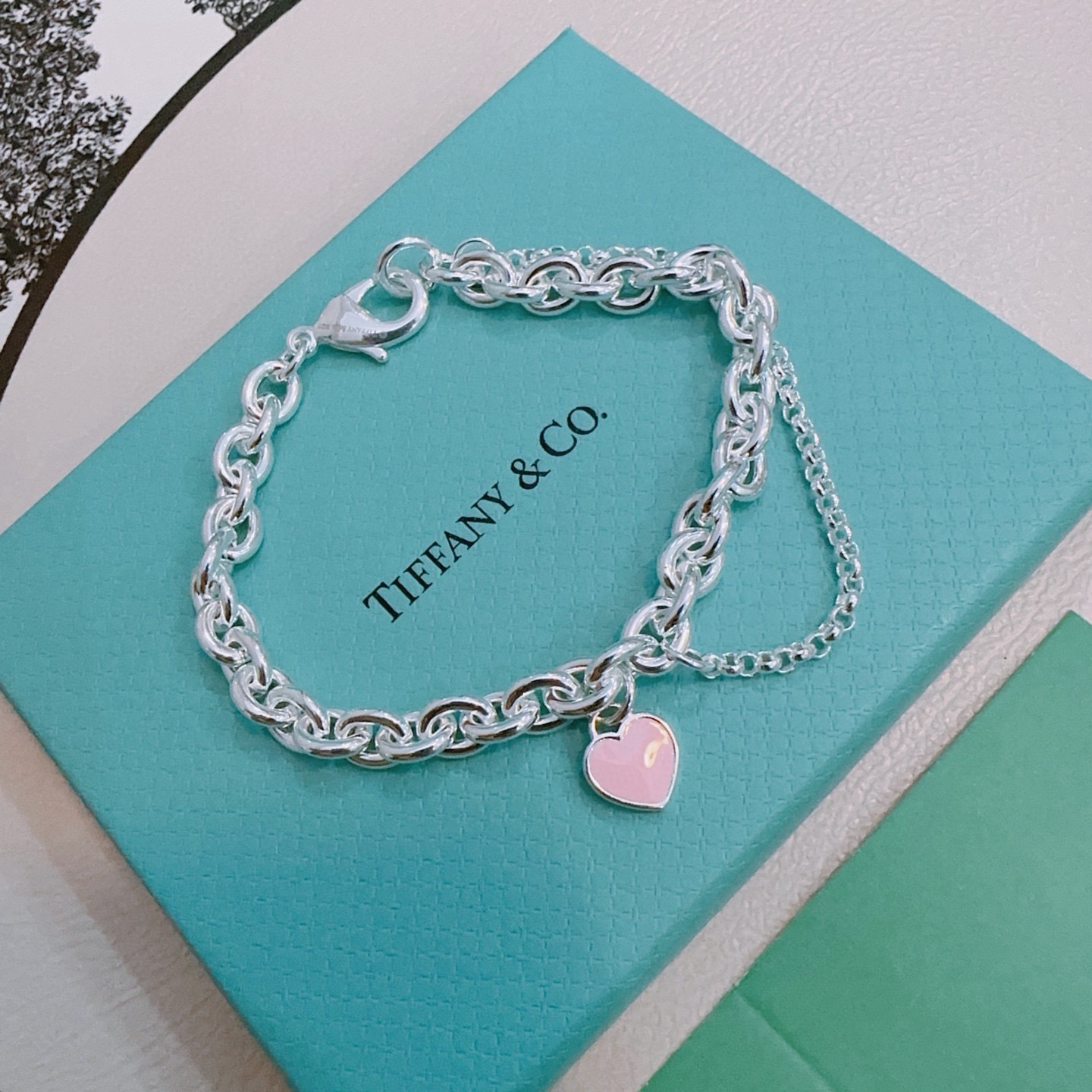 NO:819189,Authentic new Tiffany bracelet TIFFNY&CO. Counter Seiko version Multi-element agate silver style bracelet Same style as the star Retro style Original replica Purely handmade Authentic open mold fashion essentials Can be worn by both men and women Same style for couples Rock punk silver style Trendy and versatile Same style as the official website, boutique jewelry, tiffany, bracelet19860909正品新款蒂芙尼手链 TIFFNY&CO. 专柜精工版本 多元素玛瑙银风格手链 明星同款 复古做旧风 原版复刻 纯手工打造 正品开模潮流时尚必备 男女均可佩戴 情侣款同款 摇滚朋克银风格 潮流百搭 官网同款,饰品精品,tiffany,bracelet,Jewelry