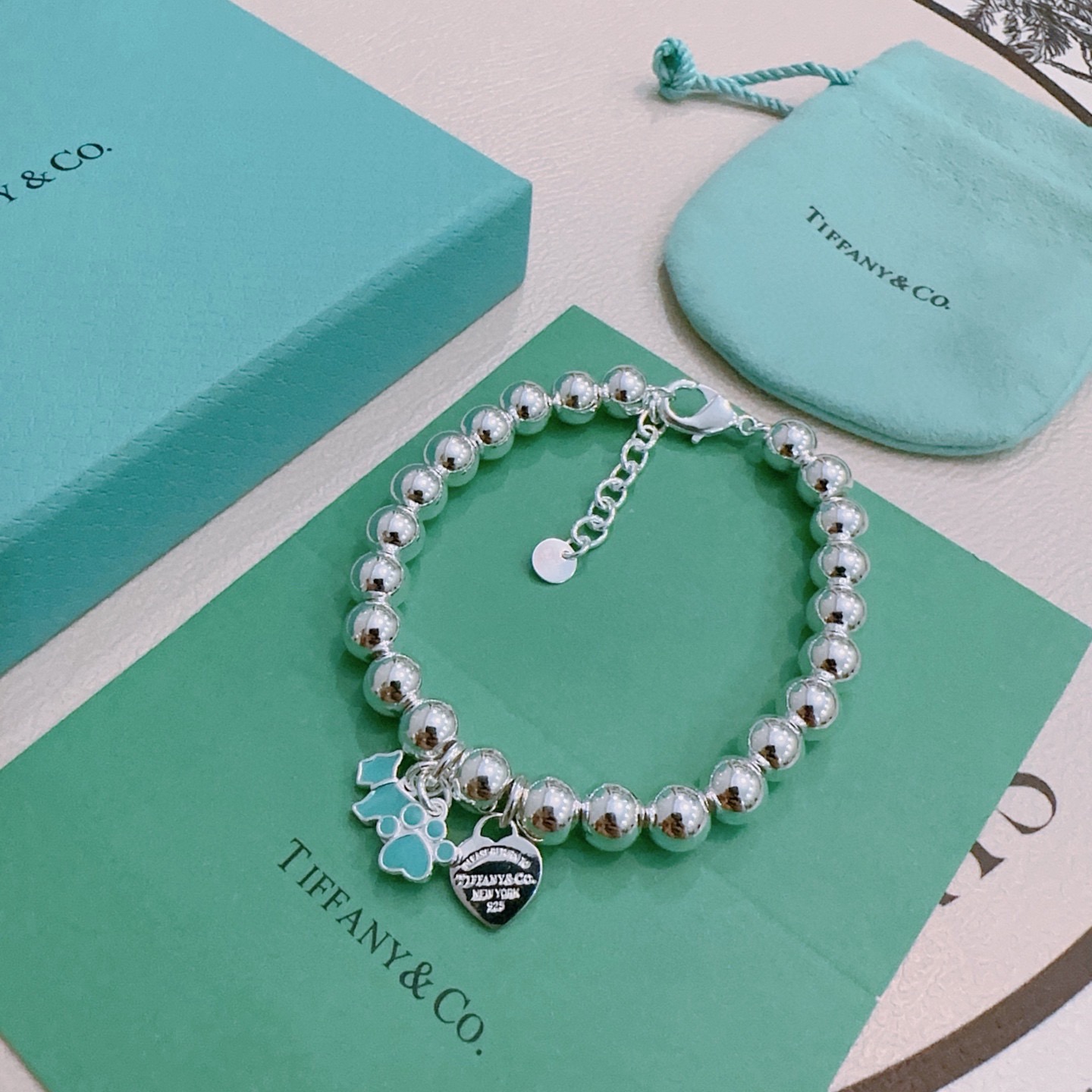 NO:819207,Authentic new Tiffany bracelet TIFFNY&CO. Counter Seiko version Multi-element agate silver style bracelet Same style as the star Retro style Original replica Purely handmade Authentic open mold fashion essentials Can be worn by both men and women Same style for couples Rock punk silver style Trendy and versatile Same style as the official website, boutique jewelry, tiffany, bracelet19860909正品新款蒂芙尼手链 TIFFNY&CO. 专柜精工版本 多元素玛瑙银风格手链 明星同款 复古做旧风 原版复刻 纯手工打造 正品开模潮流时尚必备 男女均可佩戴 情侣款同款 摇滚朋克银风格 潮流百搭 官网同款,饰品精品,tiffany,bracelet,Jewelry