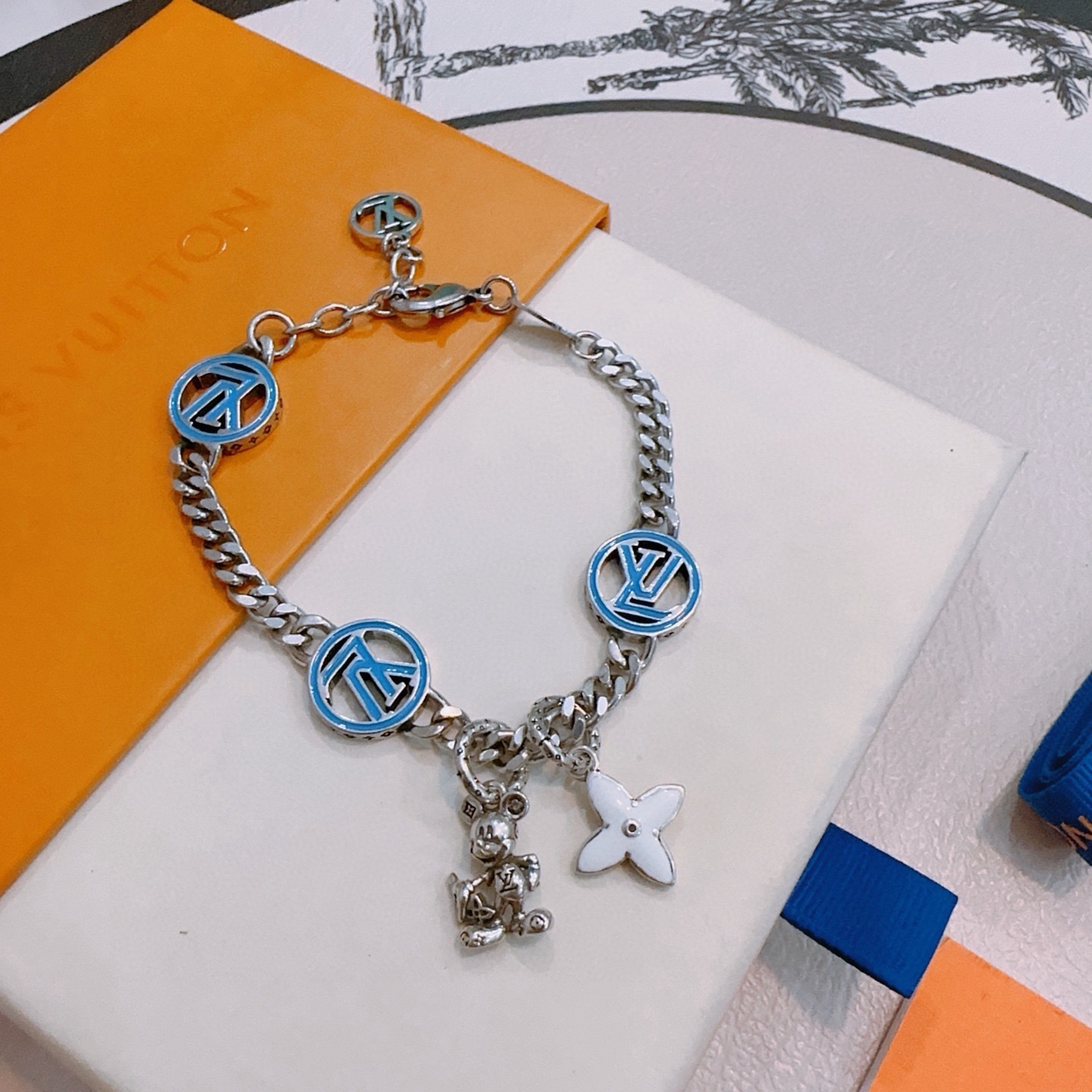 NO:819169,High-quality Louis Vuitton LV bracelet original item counter new open mold retro trendy fashion must-have. Can be worn by both men and women. The same style for couples. Rock punk Thai silver style. Retro elements. Trendy and versatile. The same necklace on the official website. The latest chain has a higher grade. Celebrity classic bracelet. Cuban chain series. Retro silver bracelet. The length of the chain is 22cm.  Very easy to match with trendy clothes, fine jewelry, louis vuitton, louis vuitton, necklace, bracelet19860909高品质路易威登LV手链原单货专柜新款开模复古潮流时尚必备 男女均可佩戴 情侣款同款 摇滚朋克泰银风格 复古元素 潮流百搭 官网同款项链最新款链条档次更高明星经典款手链古巴链系列复古银手链 链长码数22cm20cm18cm可改长度 细节对版做旧处理 非市面亮面版型 这款一直在出 LV里面热卖款 非常好搭配潮流衣服,饰品精品,louis vuitton,louis vuitton,necklace,bracelet,Jewelry