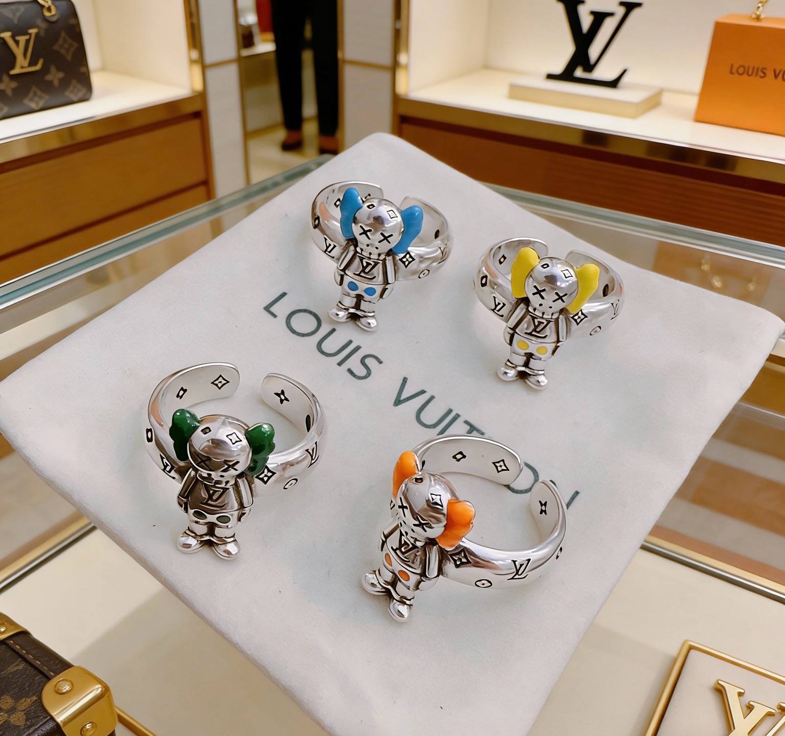 高品质路易威登LV戒指🇷🇼原单货🇷🇼专柜新款开模复古潮流时尚必备 男女均可佩戴 情侣款同款 摇滚朋克泰银 高品质路易威登LV戒指🇷🇼原单货🇷🇼专柜新款开模复古潮流时尚必备 男女均可佩戴 情侣款同款 摇滚朋克泰银